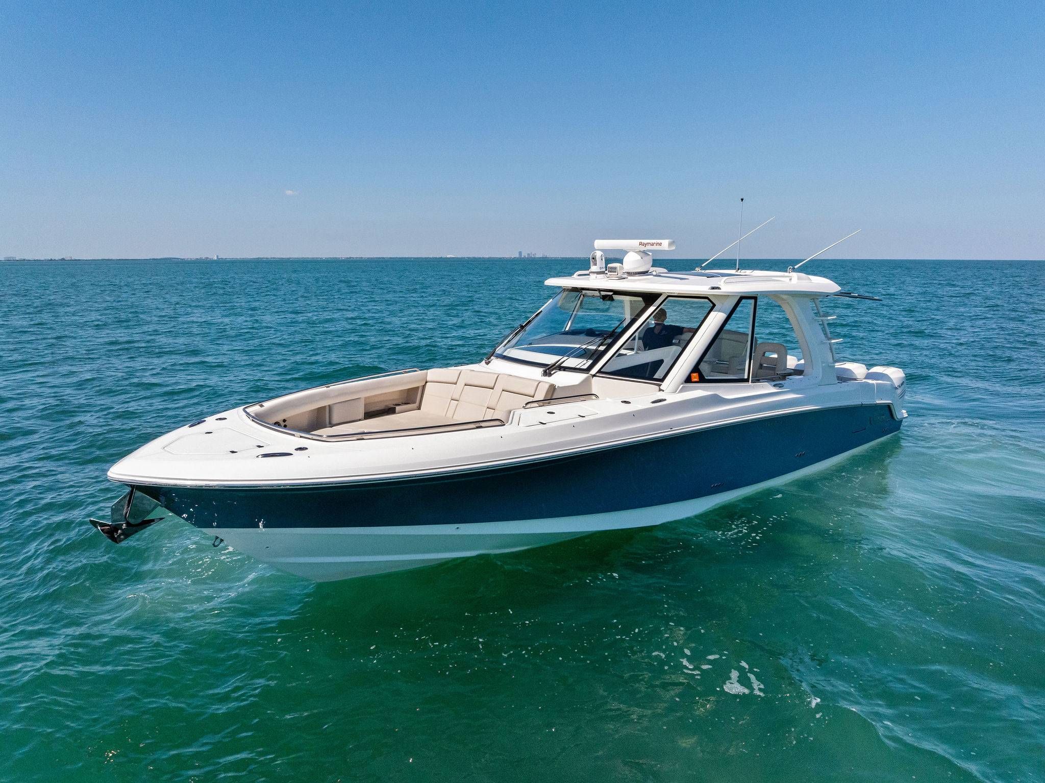 2019 Boston Whaler 380 Realm