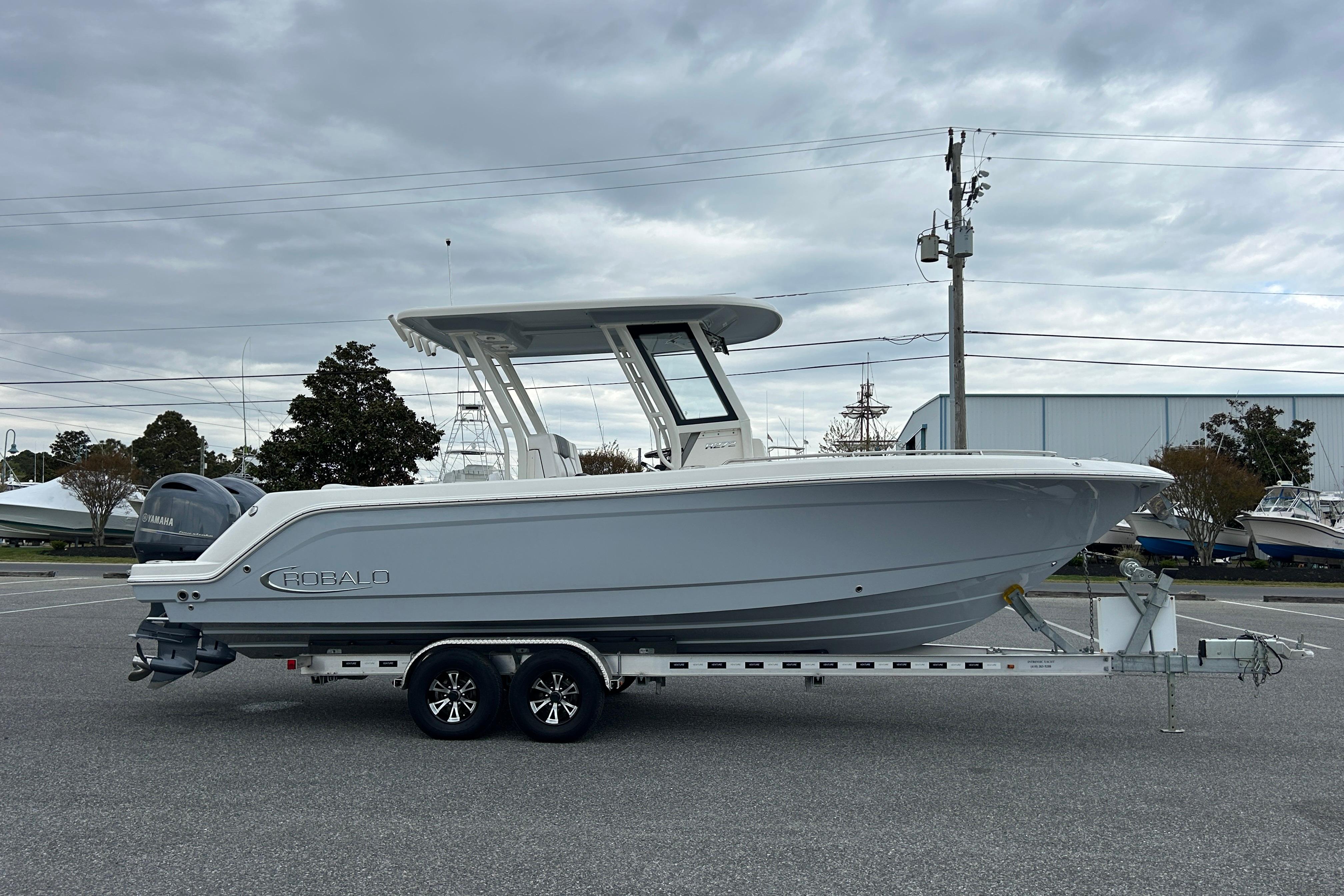 2021 Robalo R272 Center Console