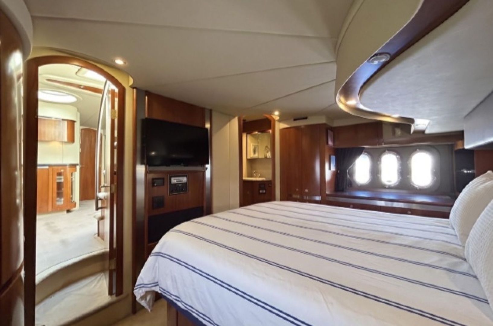2006 Cruisers Yachts 520 Express - Image 22