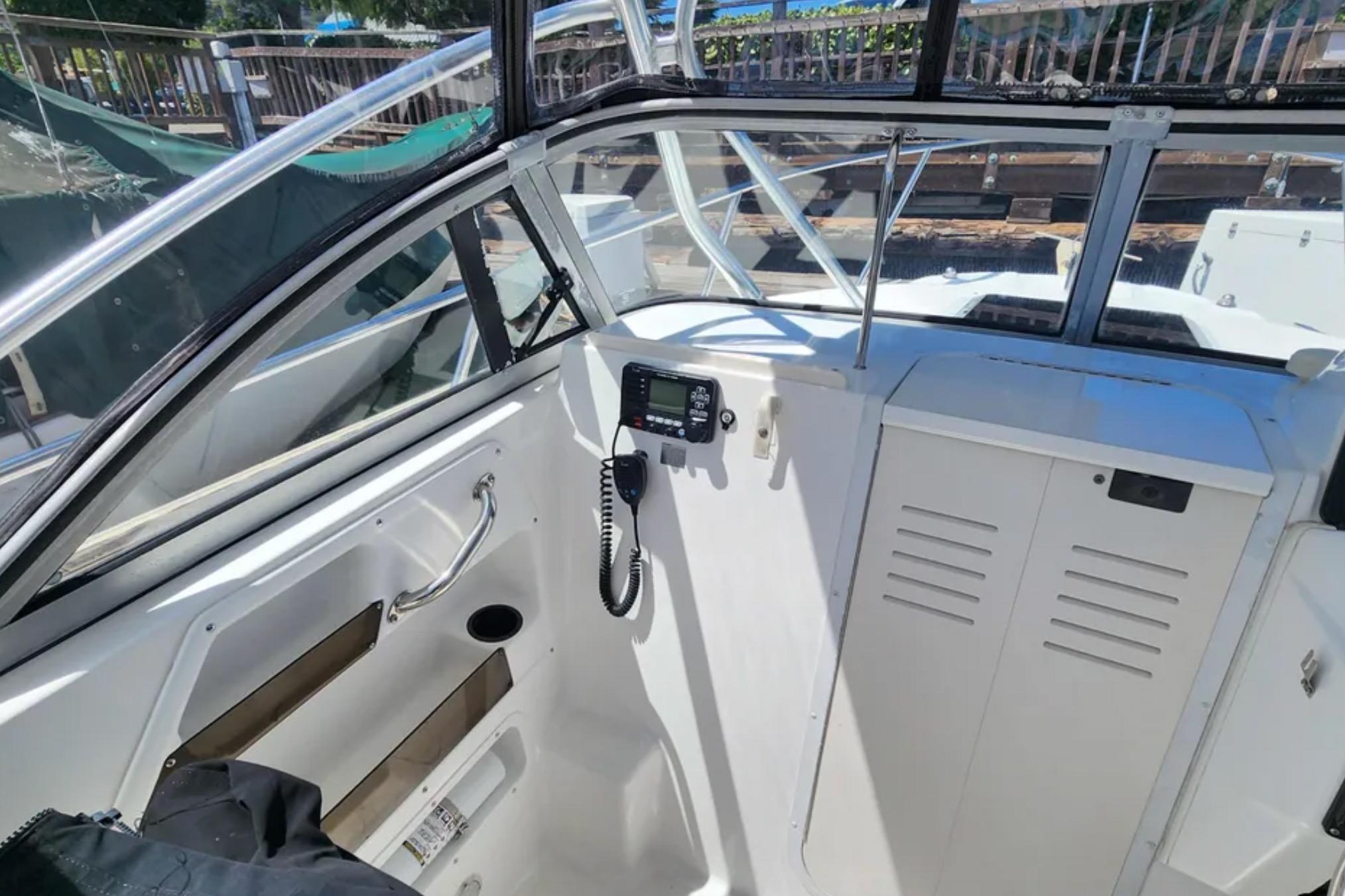 Interior view of a 2000 Boston Whaler 21 Conquest boat cockpit.