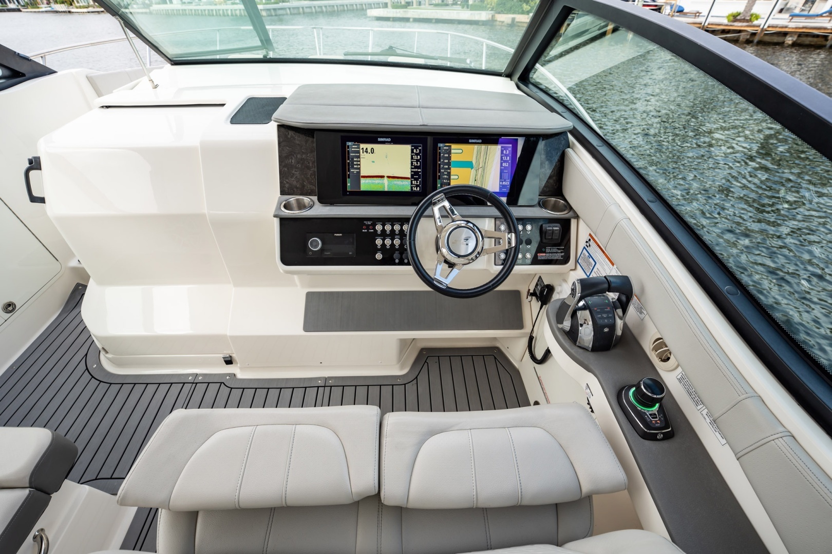 2021 Sea Ray Sundancer 320 Outboard - Image 21