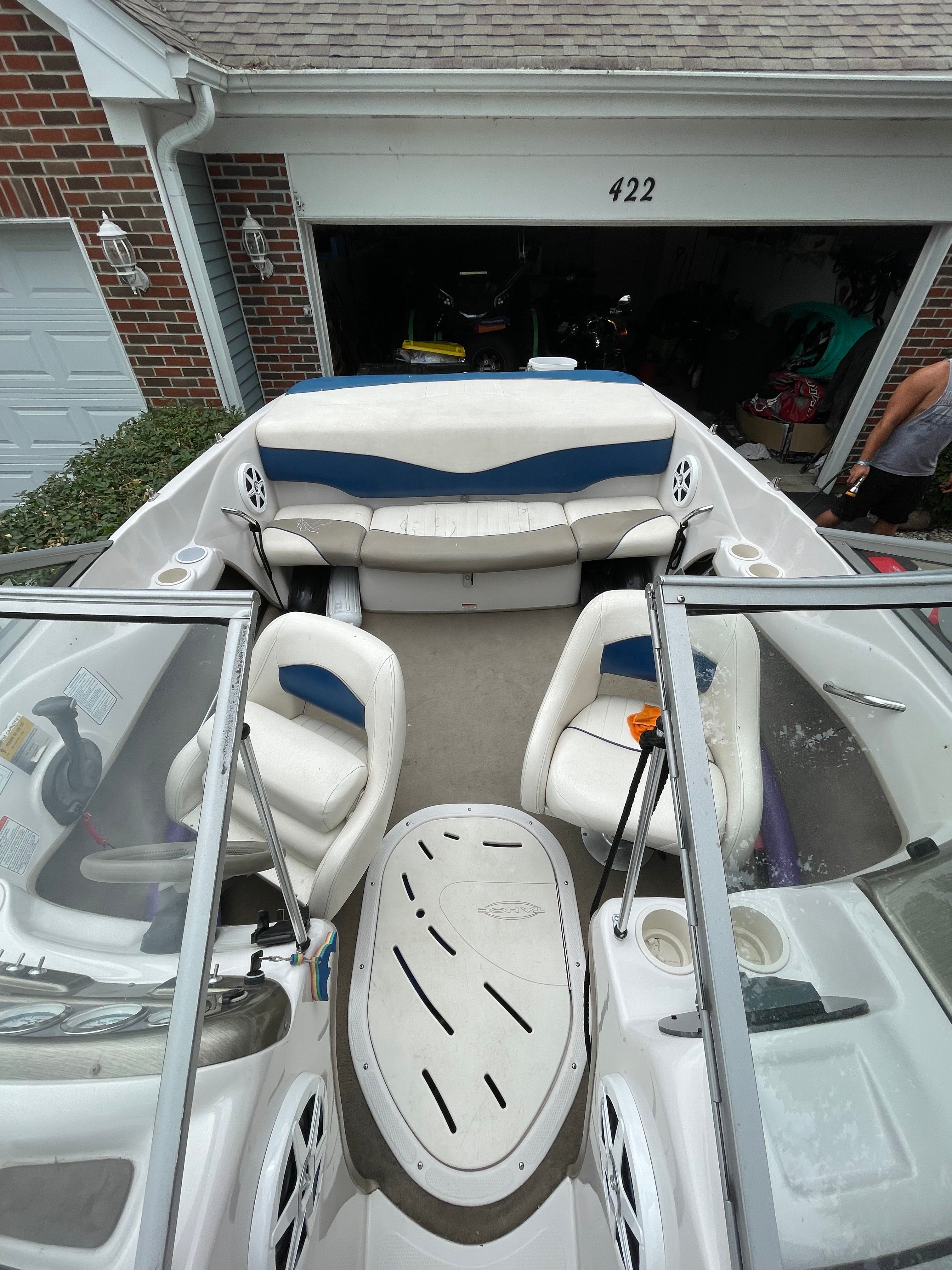 Interior view of a 2005 Tahoe Q6 Sport boat with white and blue seating.