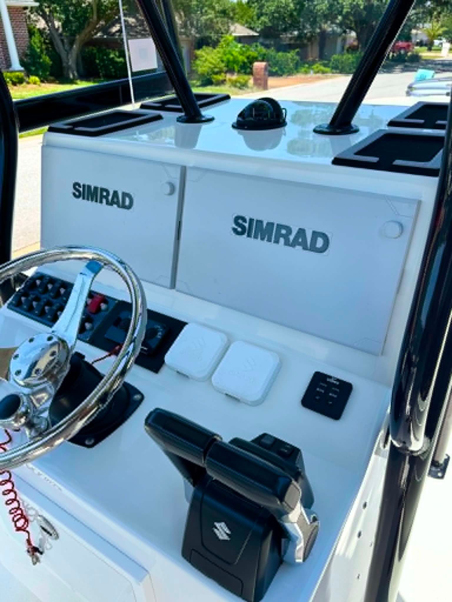 2023 Dusky 278 XFT helm with Simrad electronics.