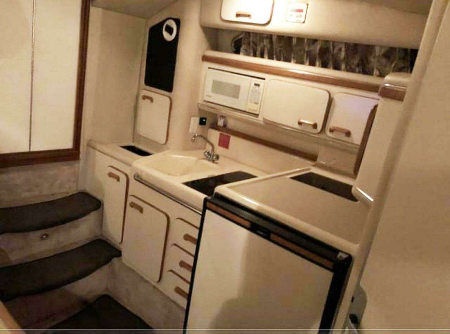 1994 Sea Ray 330 Express Cruiser - Image 12