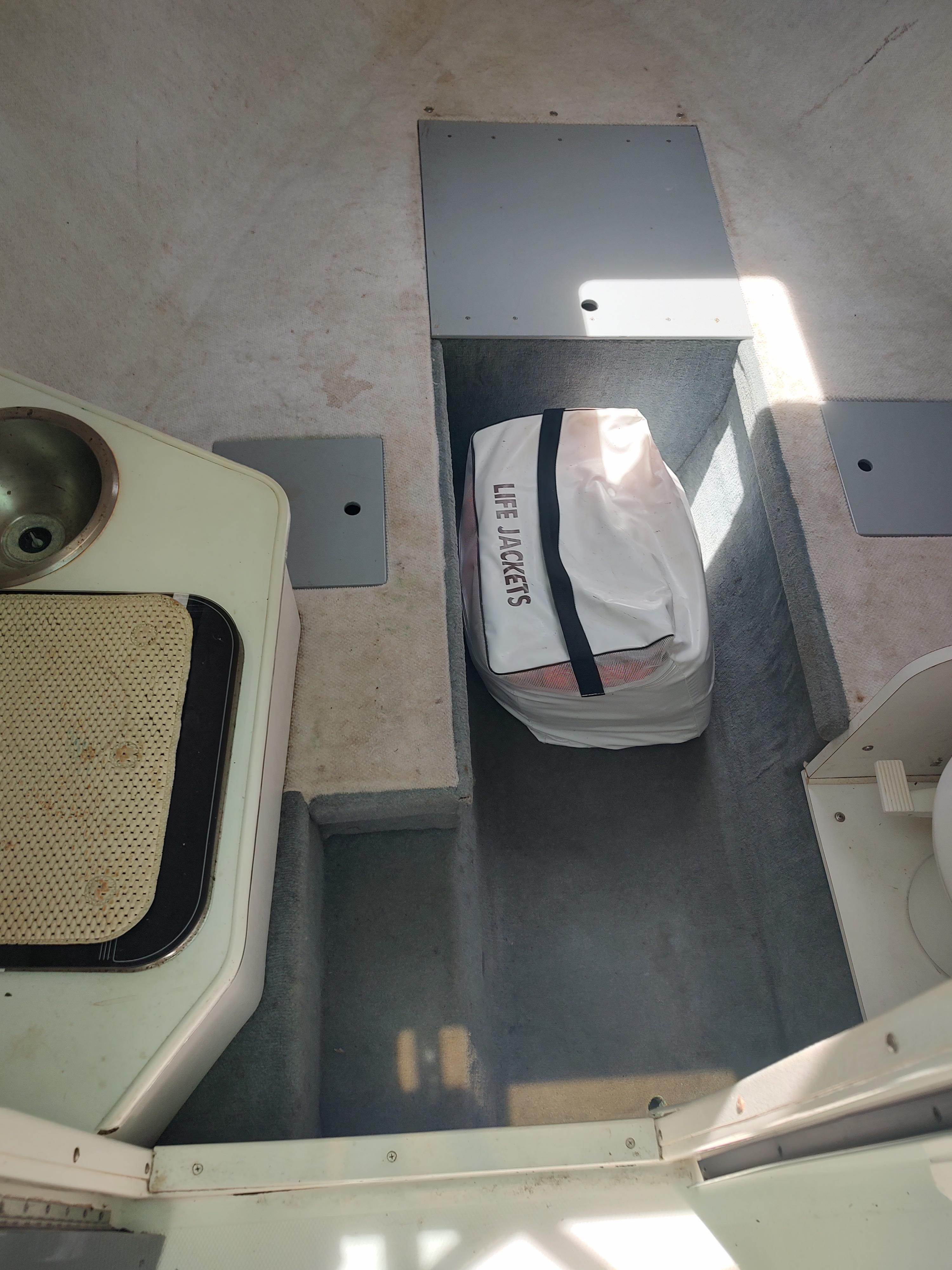 2001 Wellcraft 24 Walkaround - 5