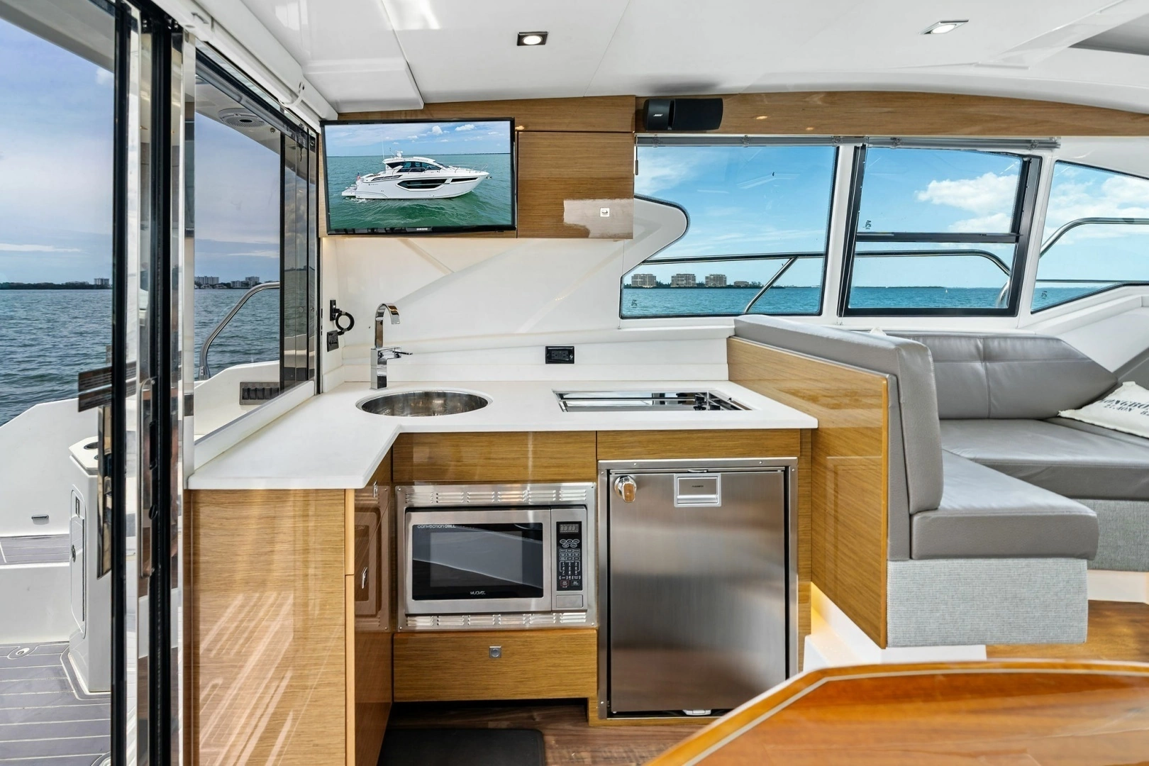 2019 Cruisers Yachts 42 Cantius - Image 14