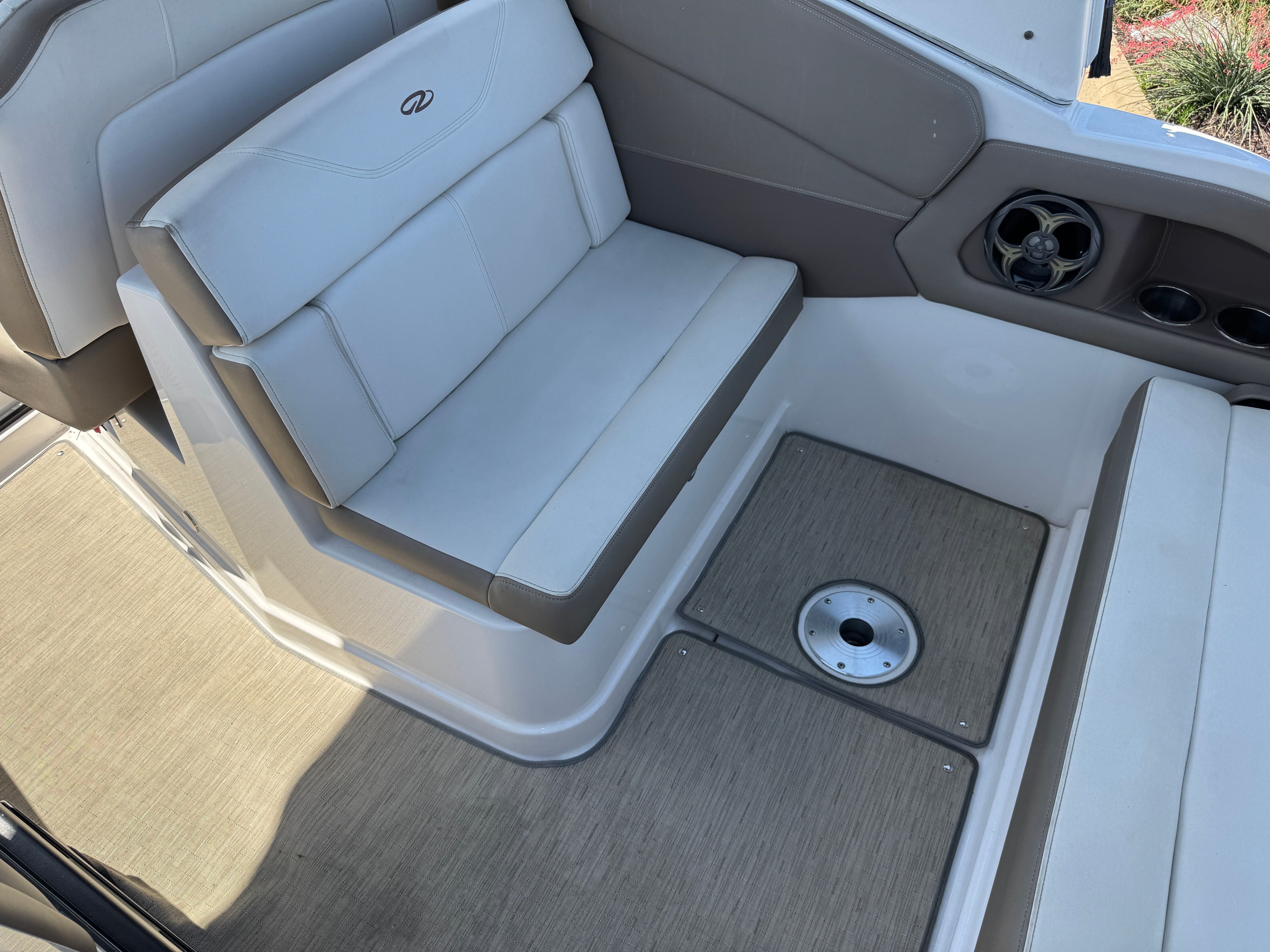 2016 REGAL 28 EXPRESS - Image 30
