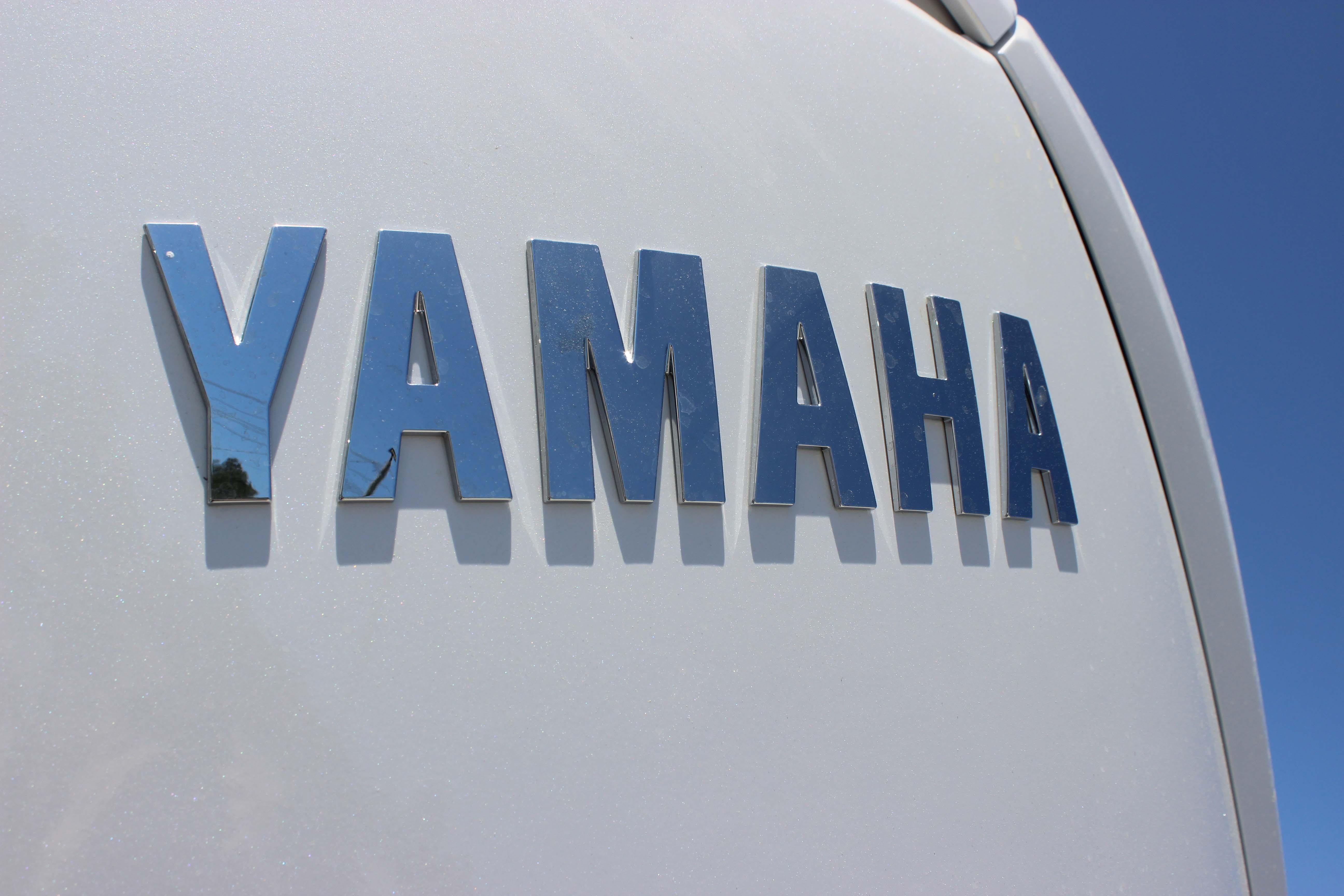 Chrome "YAMAHA" logo on a white surface, Key West 203 FS 2026 model.