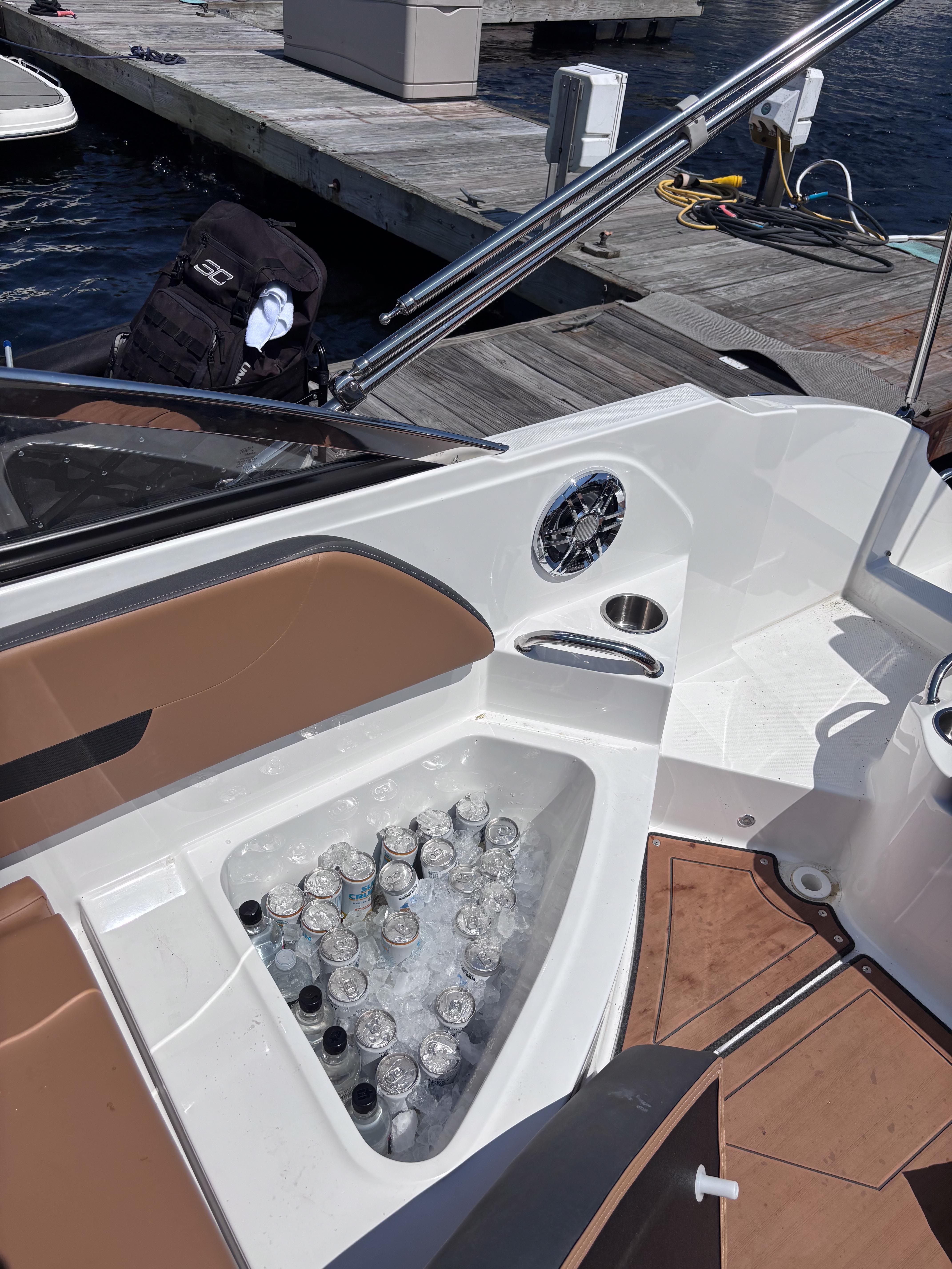 2024 Hurricane SunDeck 235 OB - 9