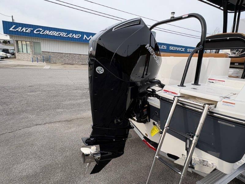 2025 Robalo R202 Explorer - 35