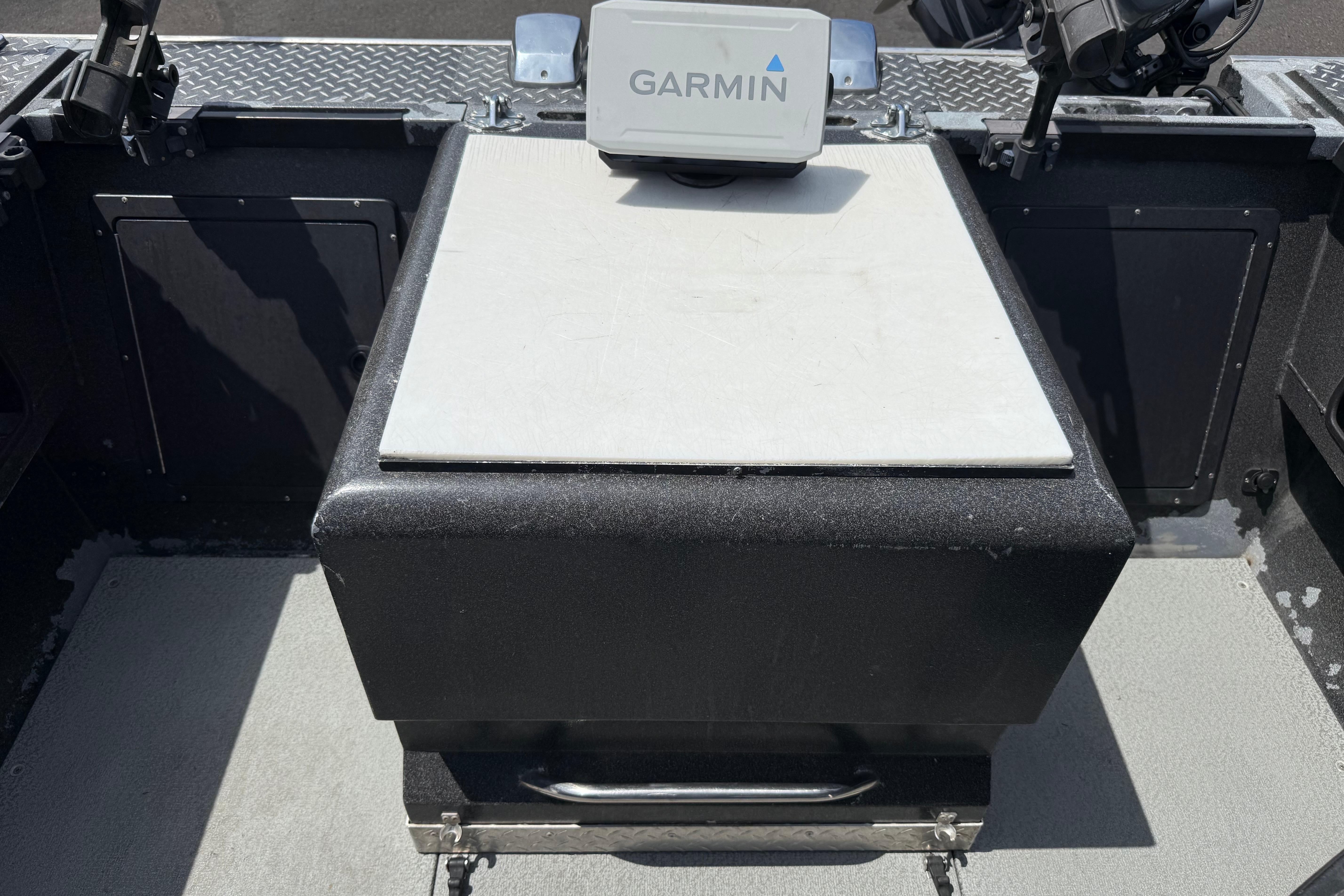 2005 Willie Raptor 21' boat interior with Garmin navigation system.