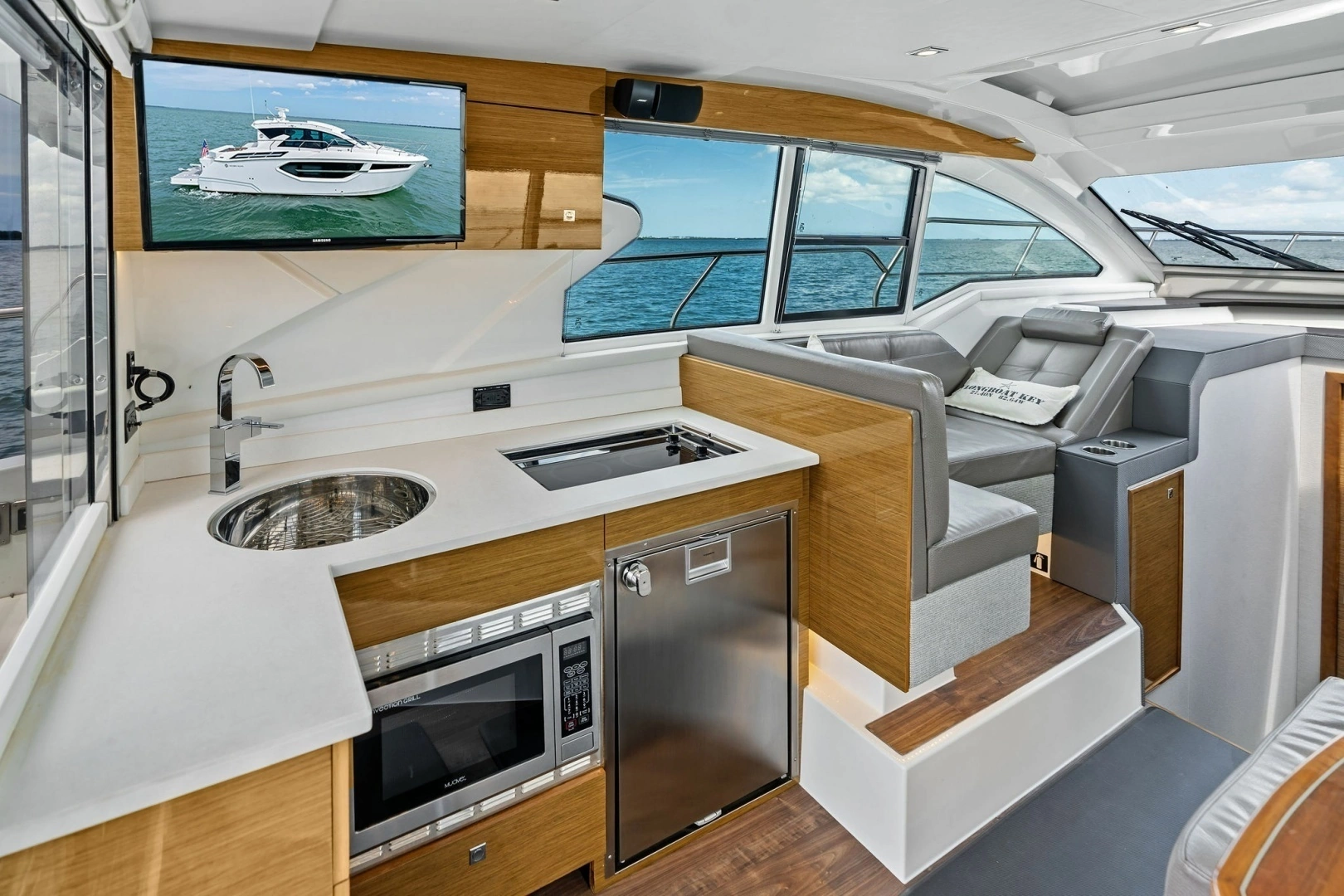 2019 Cruisers Yachts 42 Cantius - Image 13