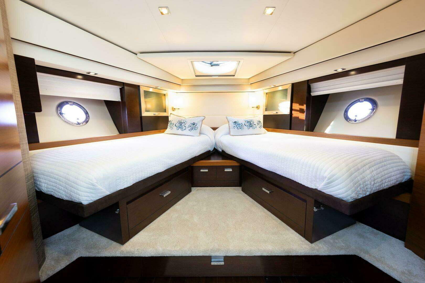 2014 Tiara Yachts 5000 Express - Image 32