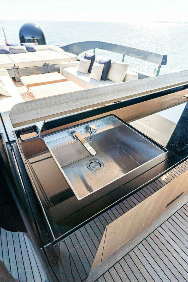 2023 Pershing GTX Motoryacht - Image 26