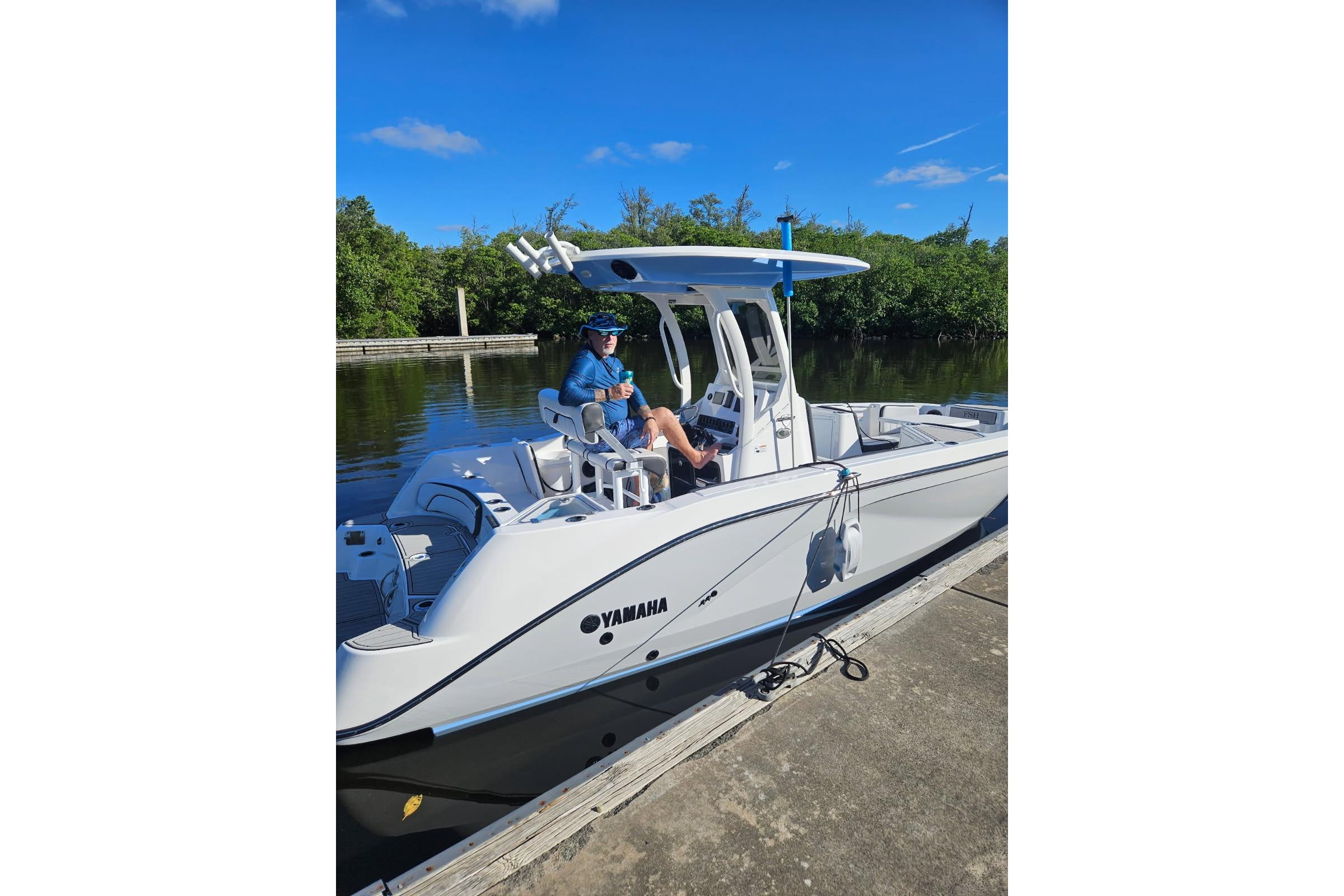 2024 Yamaha Boats 222 FSH Sport E docked, featuring sleek design and modern amenities.