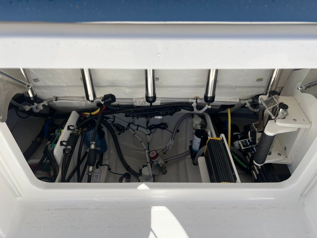 2025 Robalo 250 Center Console - 23
