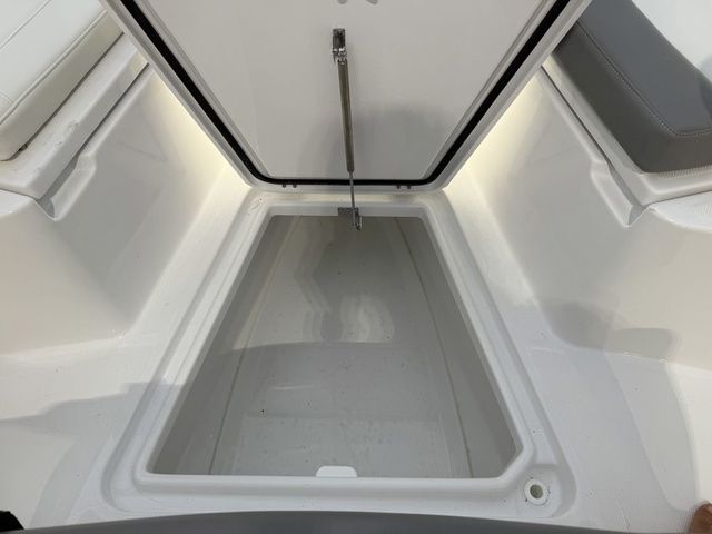 2026 Everglades 253 Center Console - 37