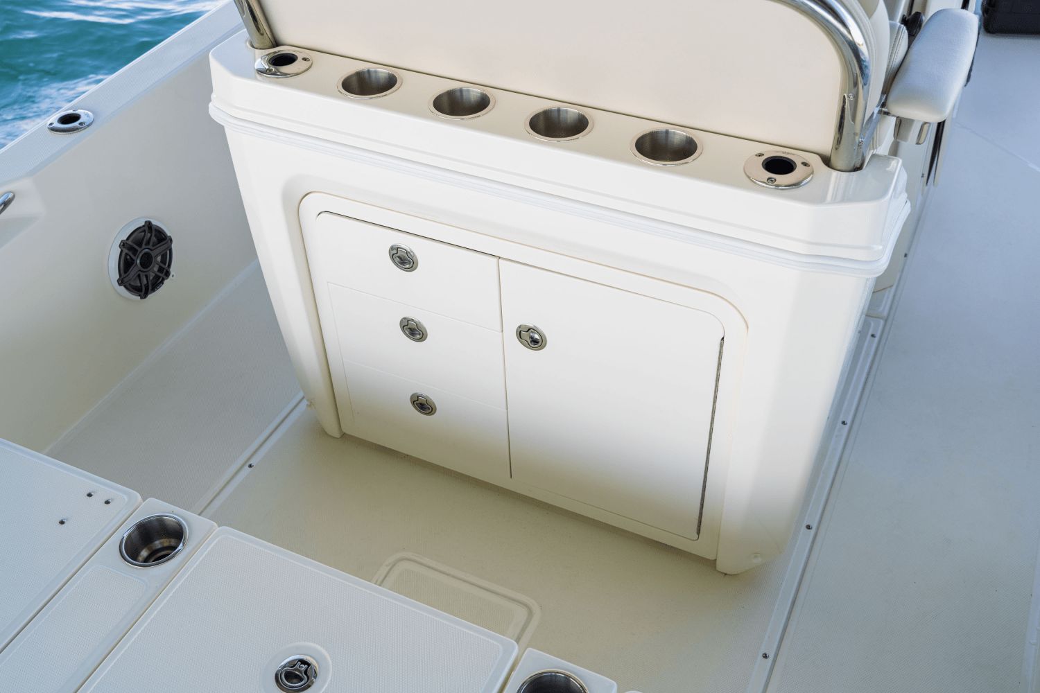 The image shows the cockpit of a Boston Whaler 25DA with storage and cup holders.