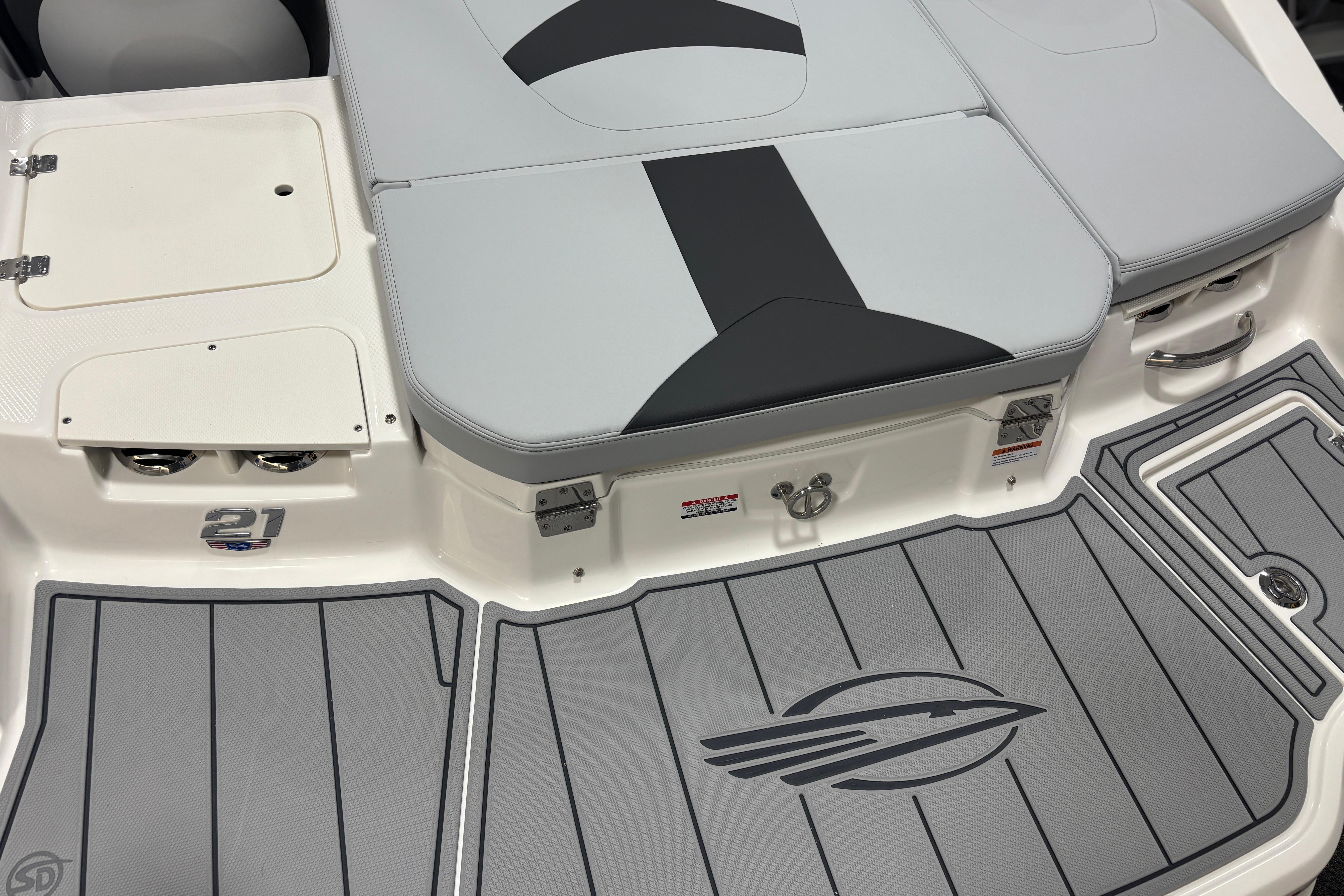 Chaparral 21 SSi Ski & Fish 2026 boat rear with gray upholstery.