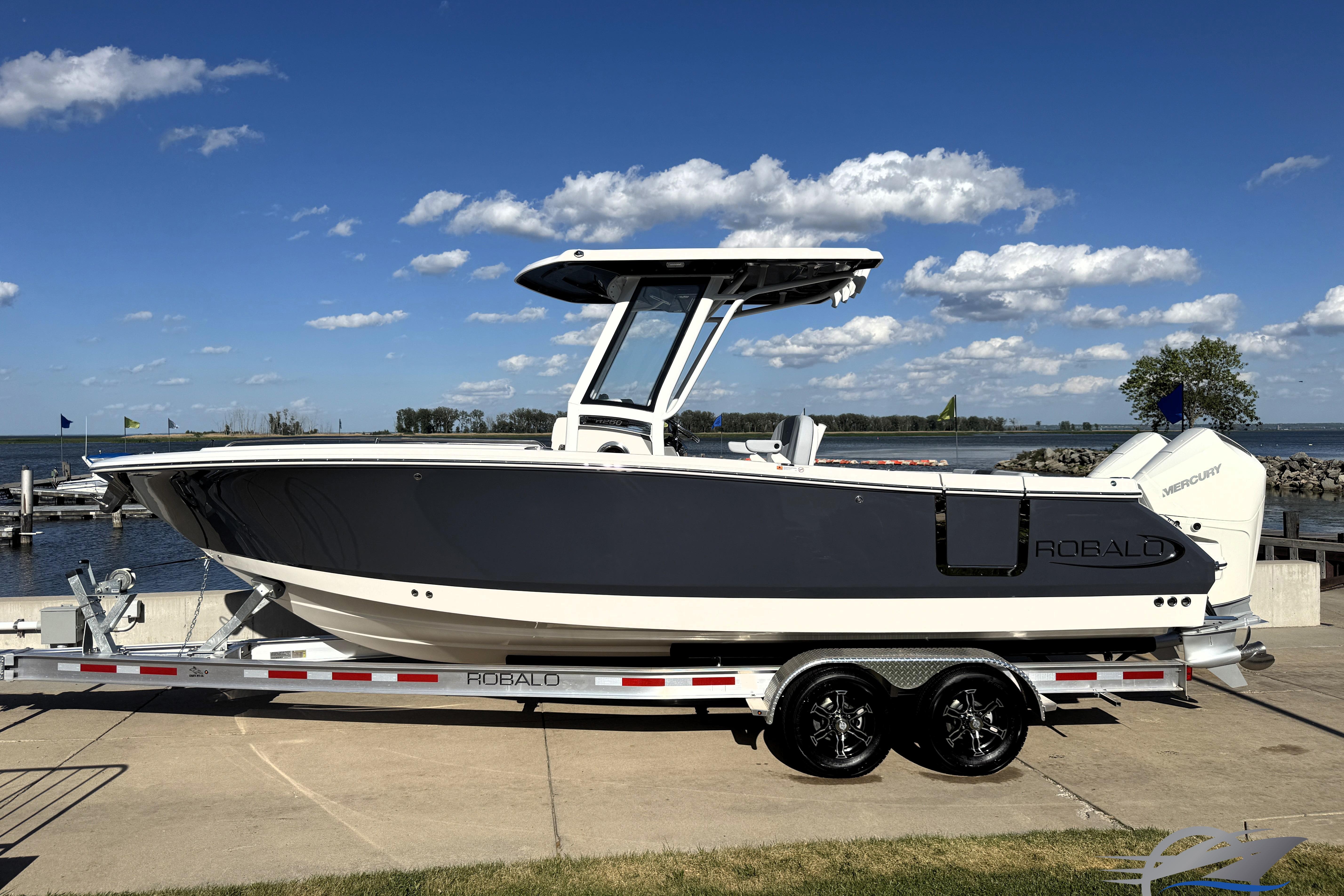 2026 Robalo R250 Center Console