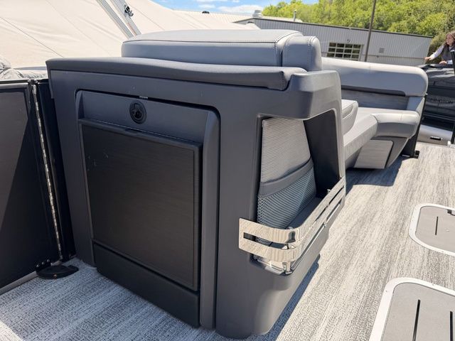 2025 Bennington M Quad Bench 24 MFB Tritoon - 12