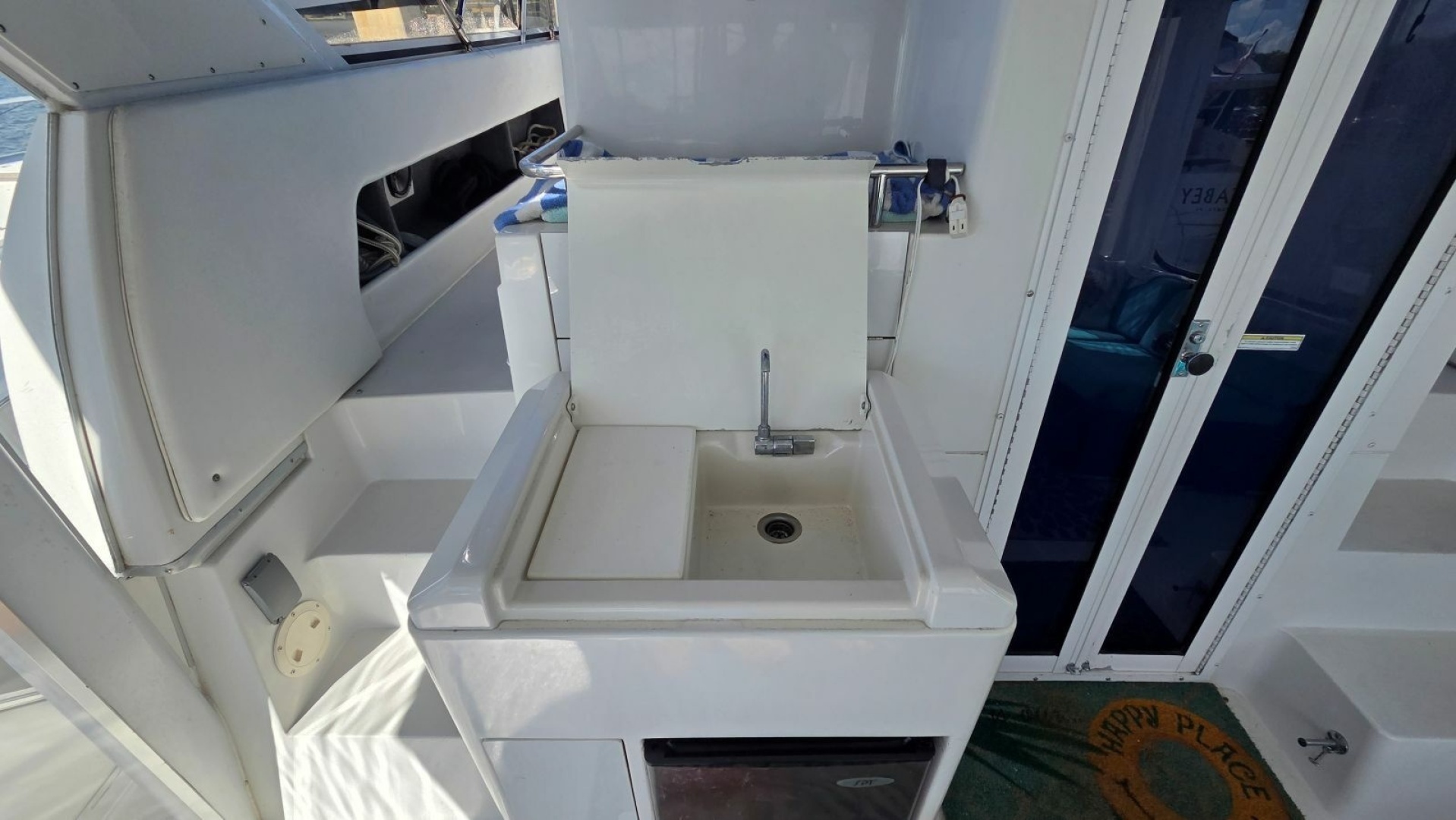 1998 Carver 405 Aft Cabin Motor Yacht - Image 9