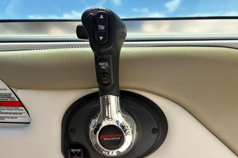 Throttle control of a 2007 Sea Ray 240 Sundeck boat with Mercury SmartCraft.