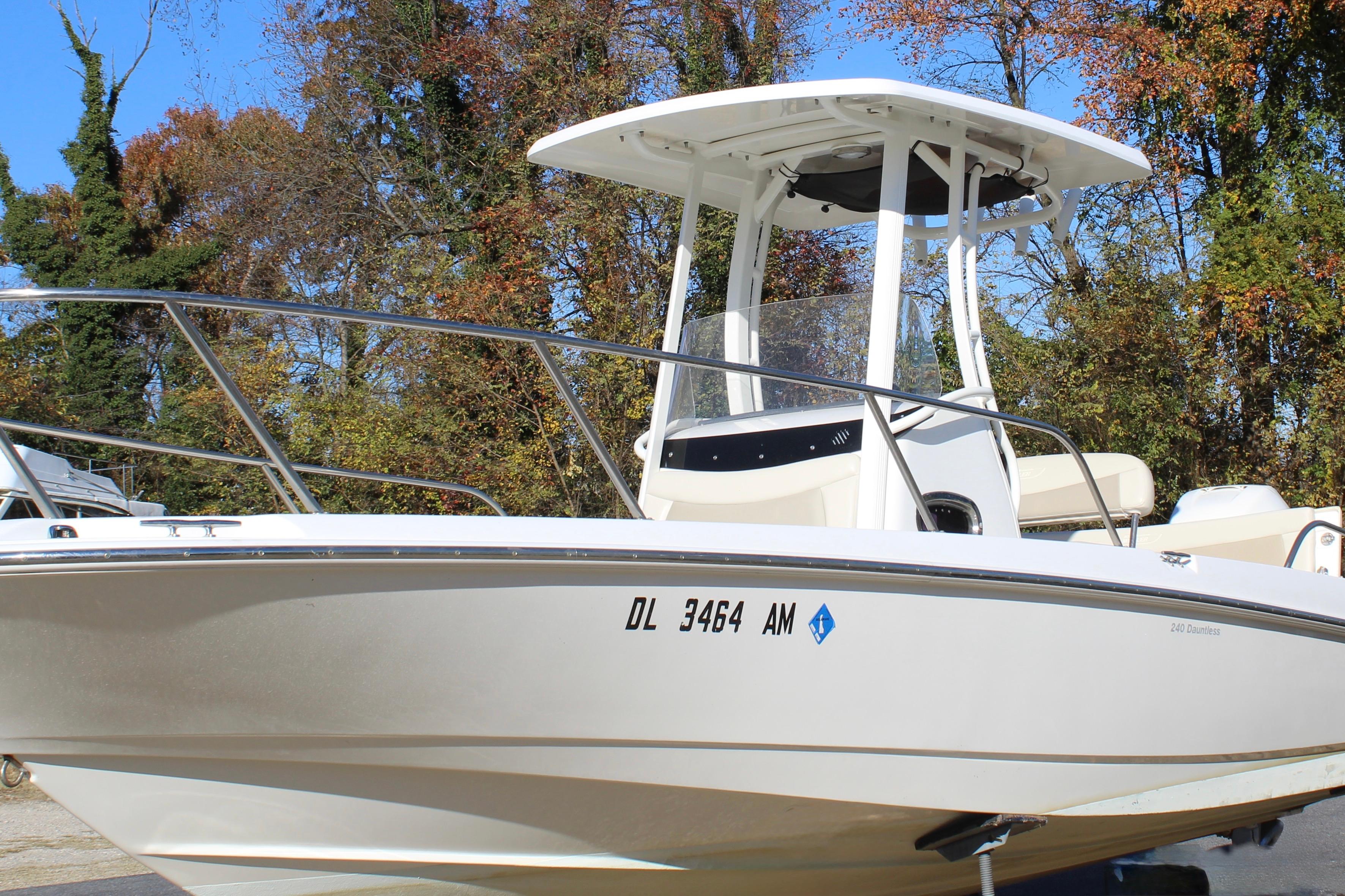 2020 Boston Whaler 240 Dauntless