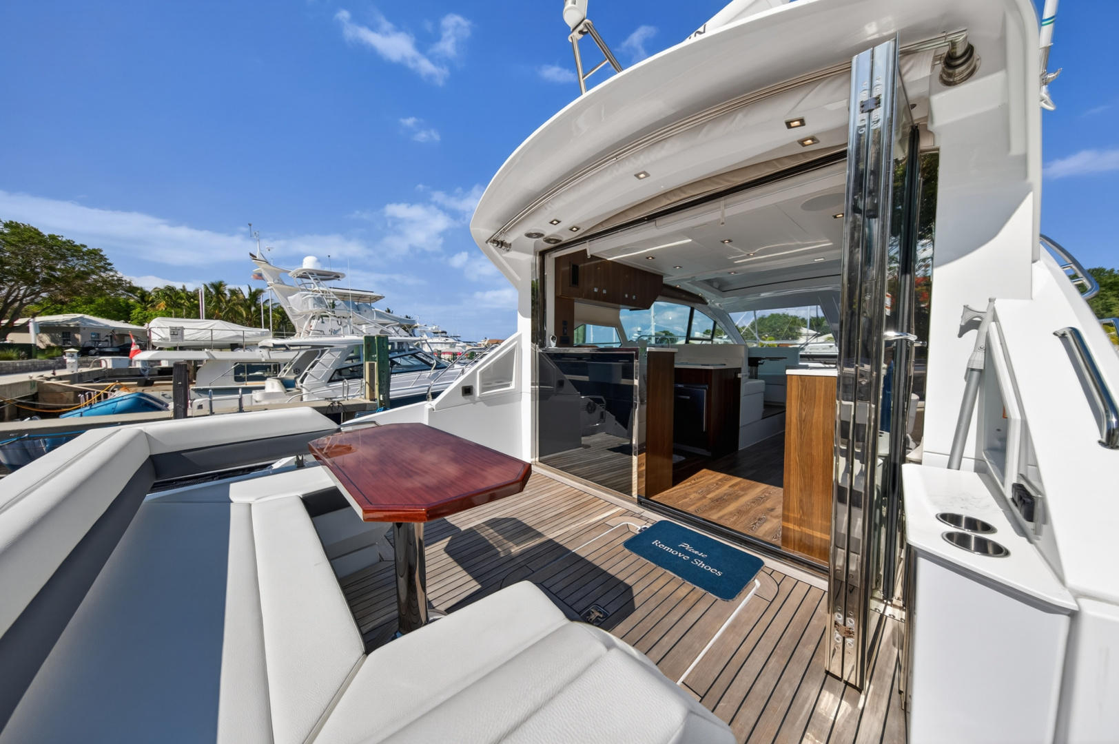2023 Cruisers Yachts 50 CANTIUS - Image 19
