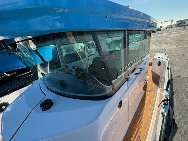 2023 Axopar 28 Cabin - 9