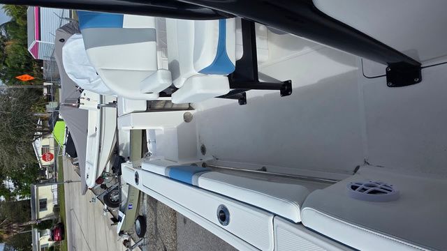 2026 Robalo R230 Center Console - 12