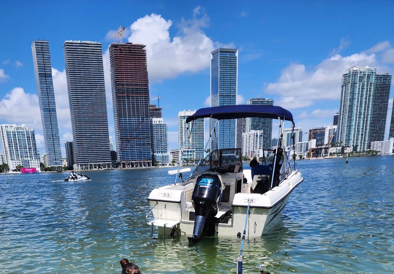 Hydra-Sports DC 2000 boat in front of modern skyline, 1991 model.