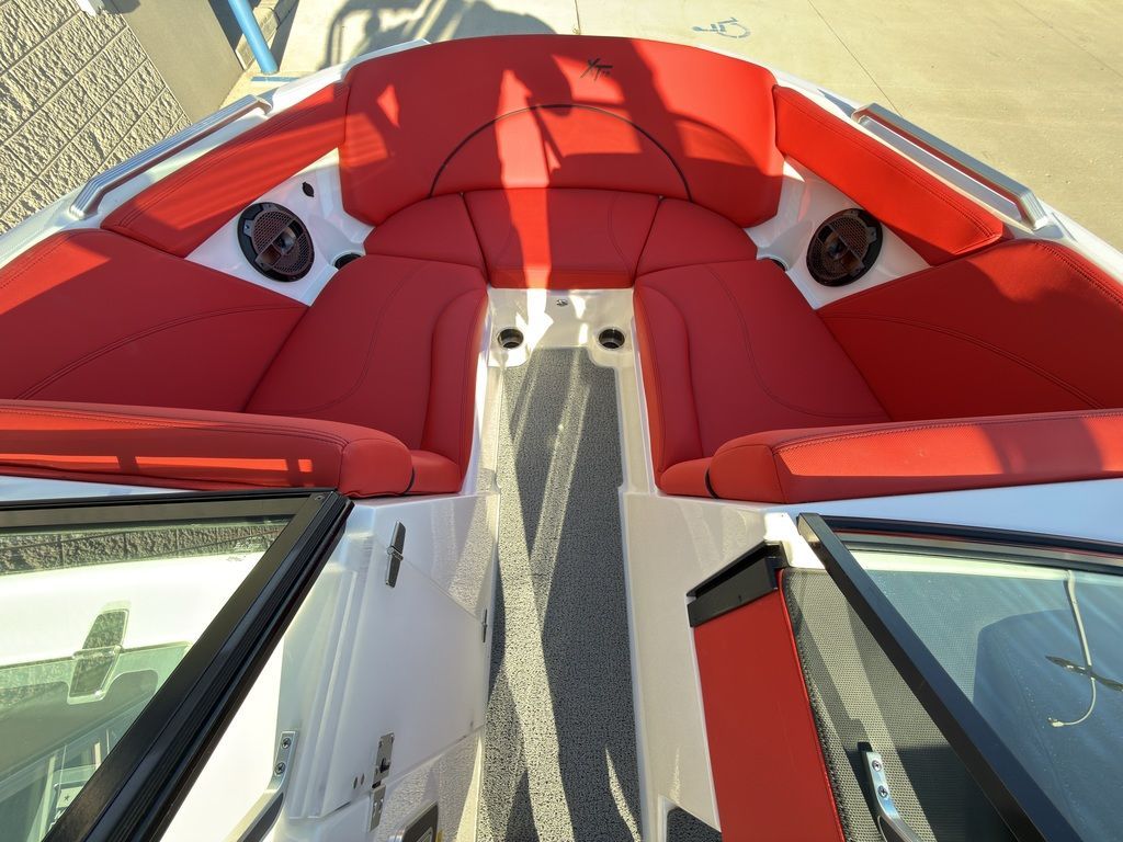 2019 MasterCraft XT22 - 63