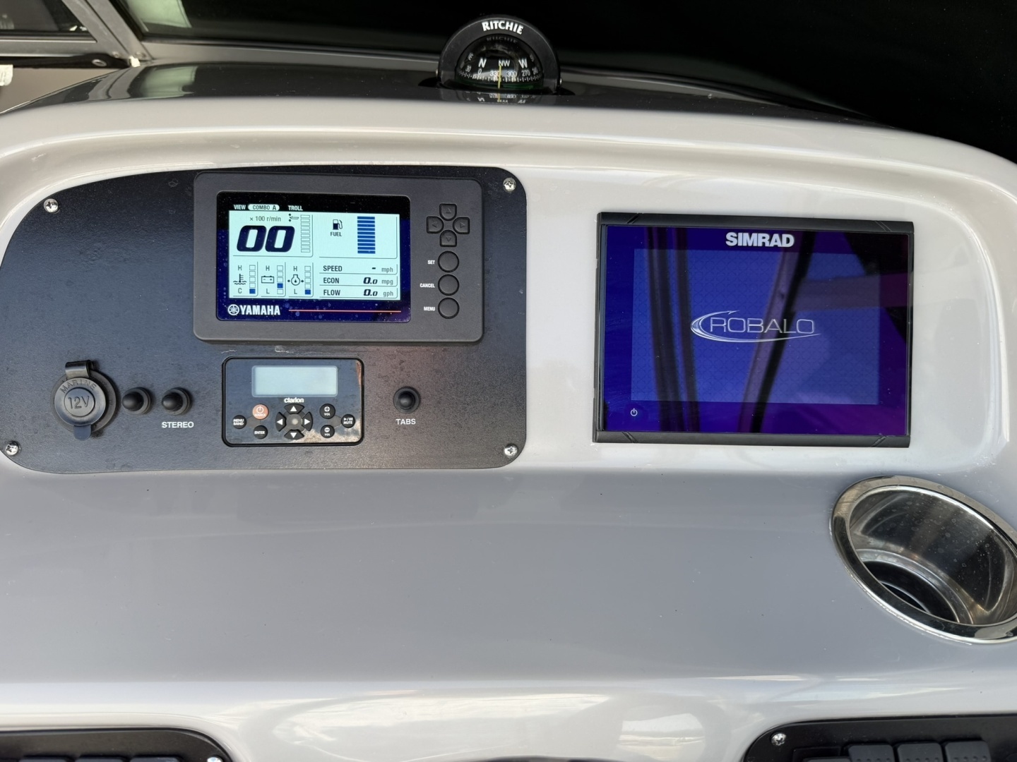 2023 Robalo R227 - Image 12