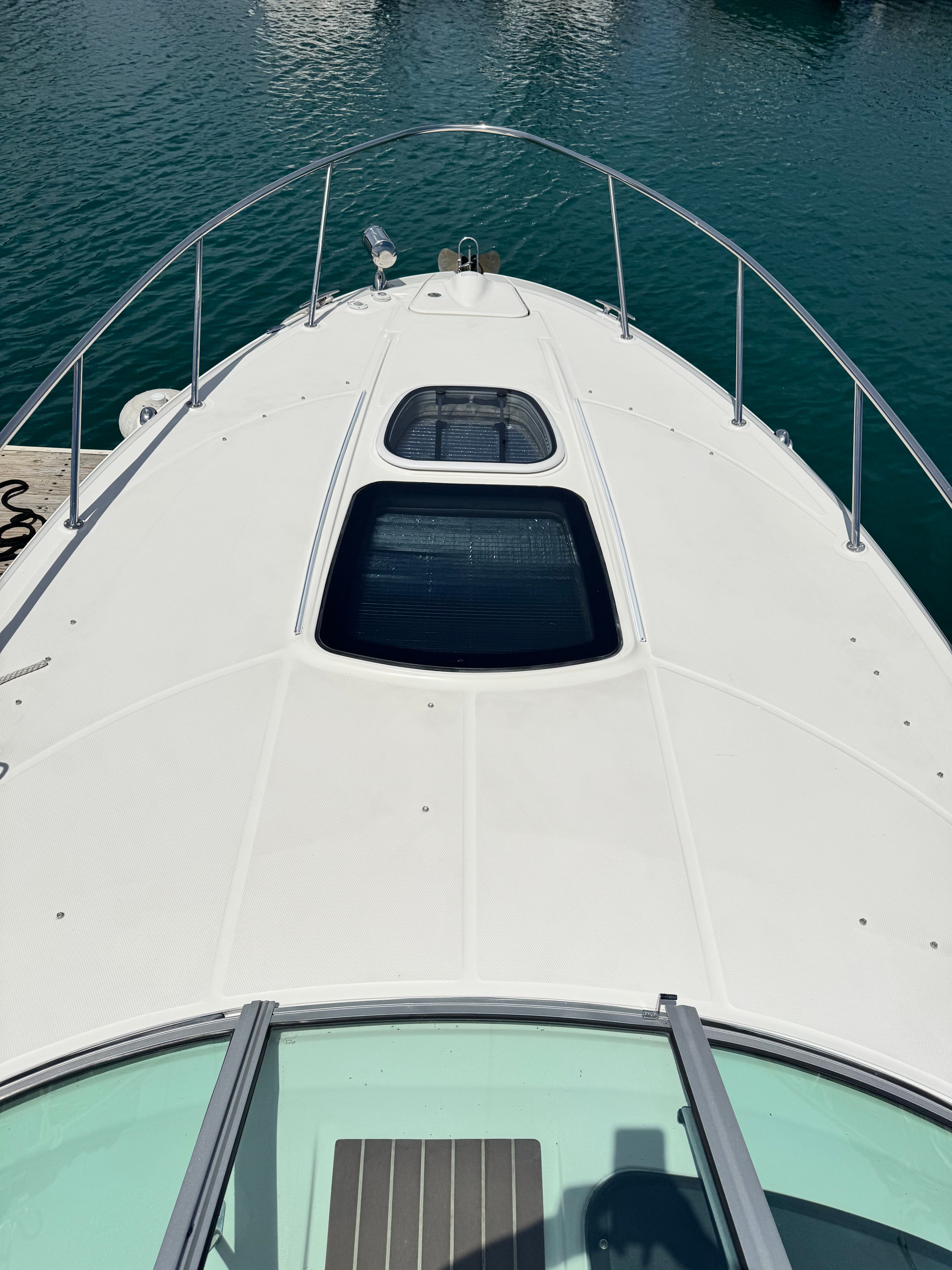 The image shows the foredeck of a 2010 Sea Ray Sundancer 310.