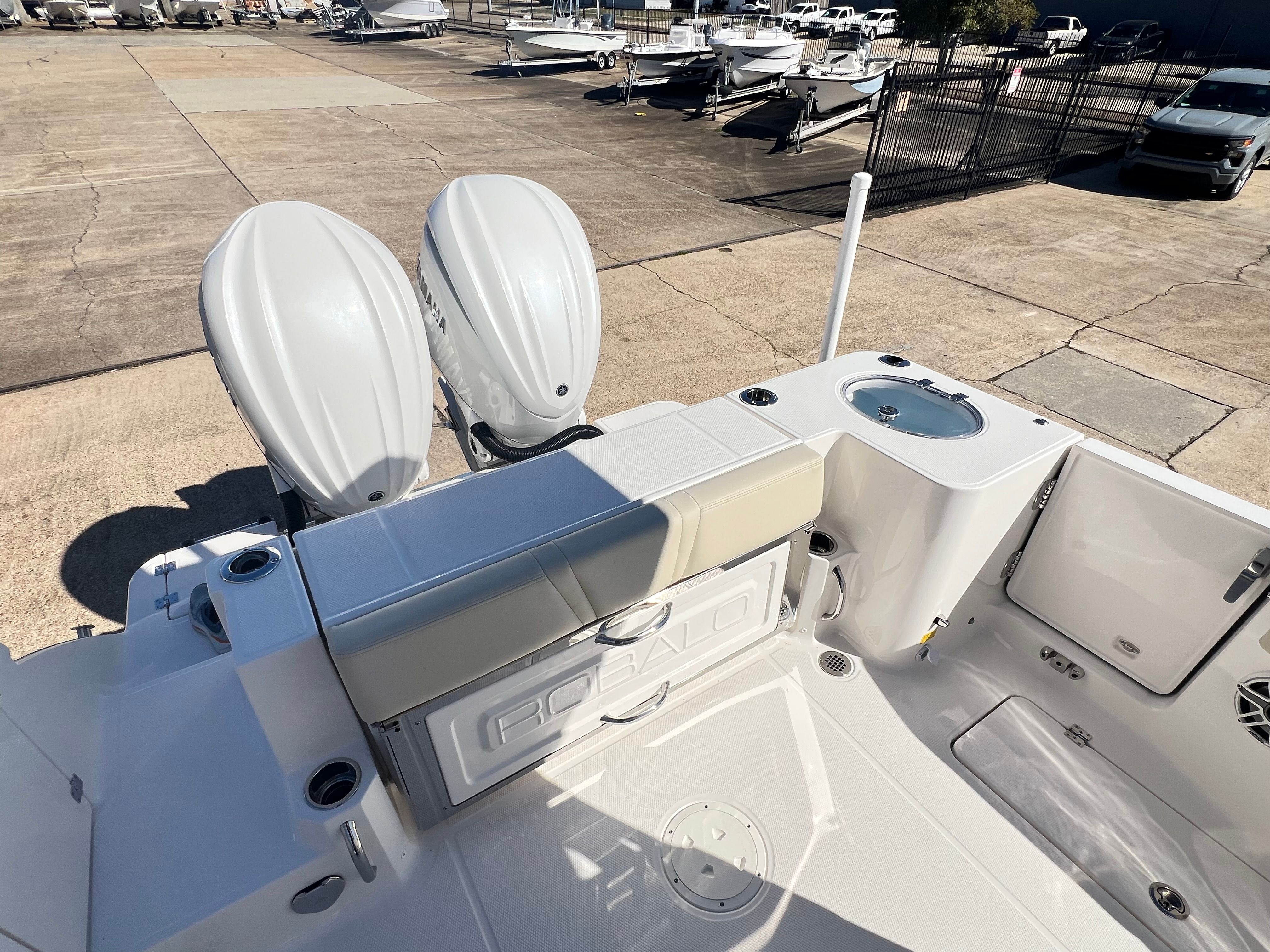 2026 Robalo R270 Center Console - 5