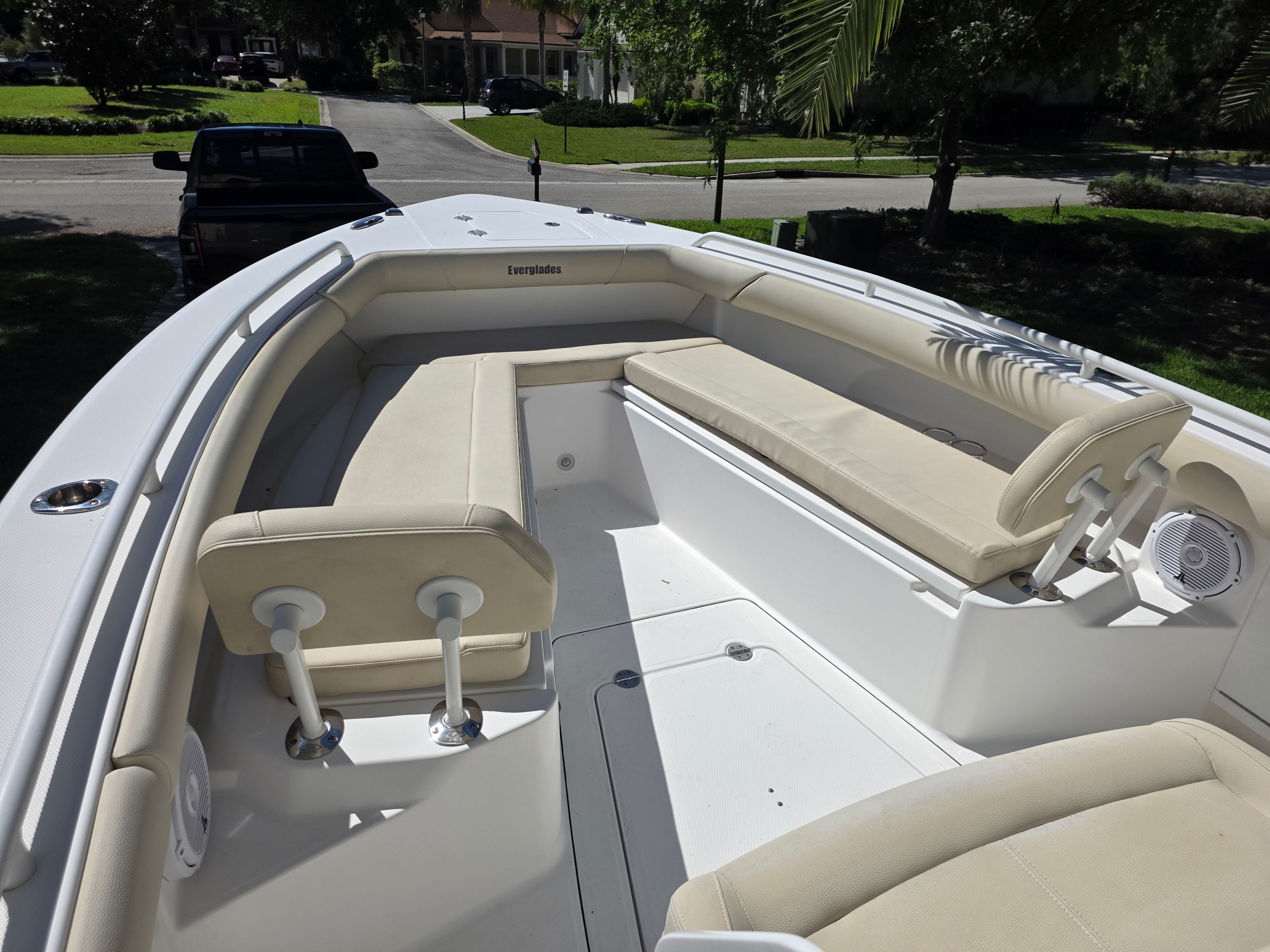 The image shows the cockpit of a 2017 Everglades 273 Center Console boat with beige upholstery.