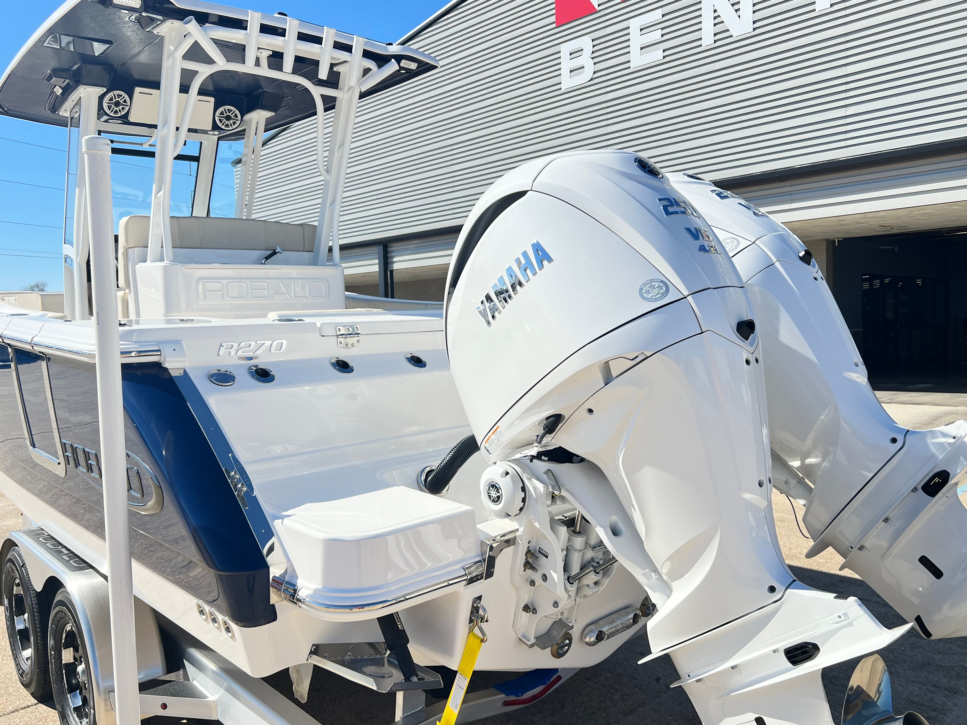 2026 Robalo R270 Center Console - 27