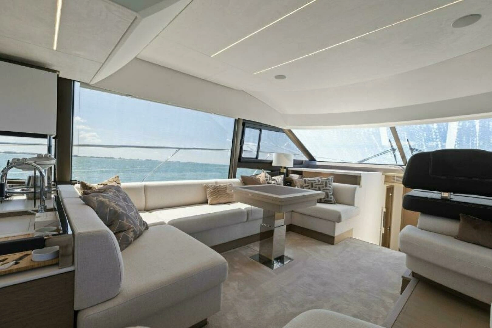 2022 Prestige 590 Flybridge - Image 14