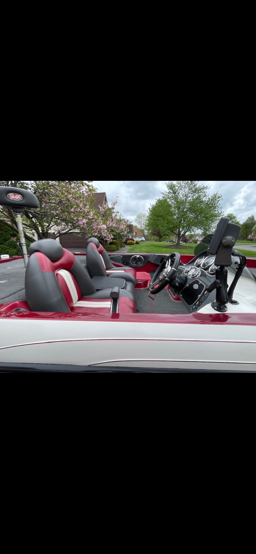 Interior view of a 2009 Ranger Z520 Comanche with red and gray seats.