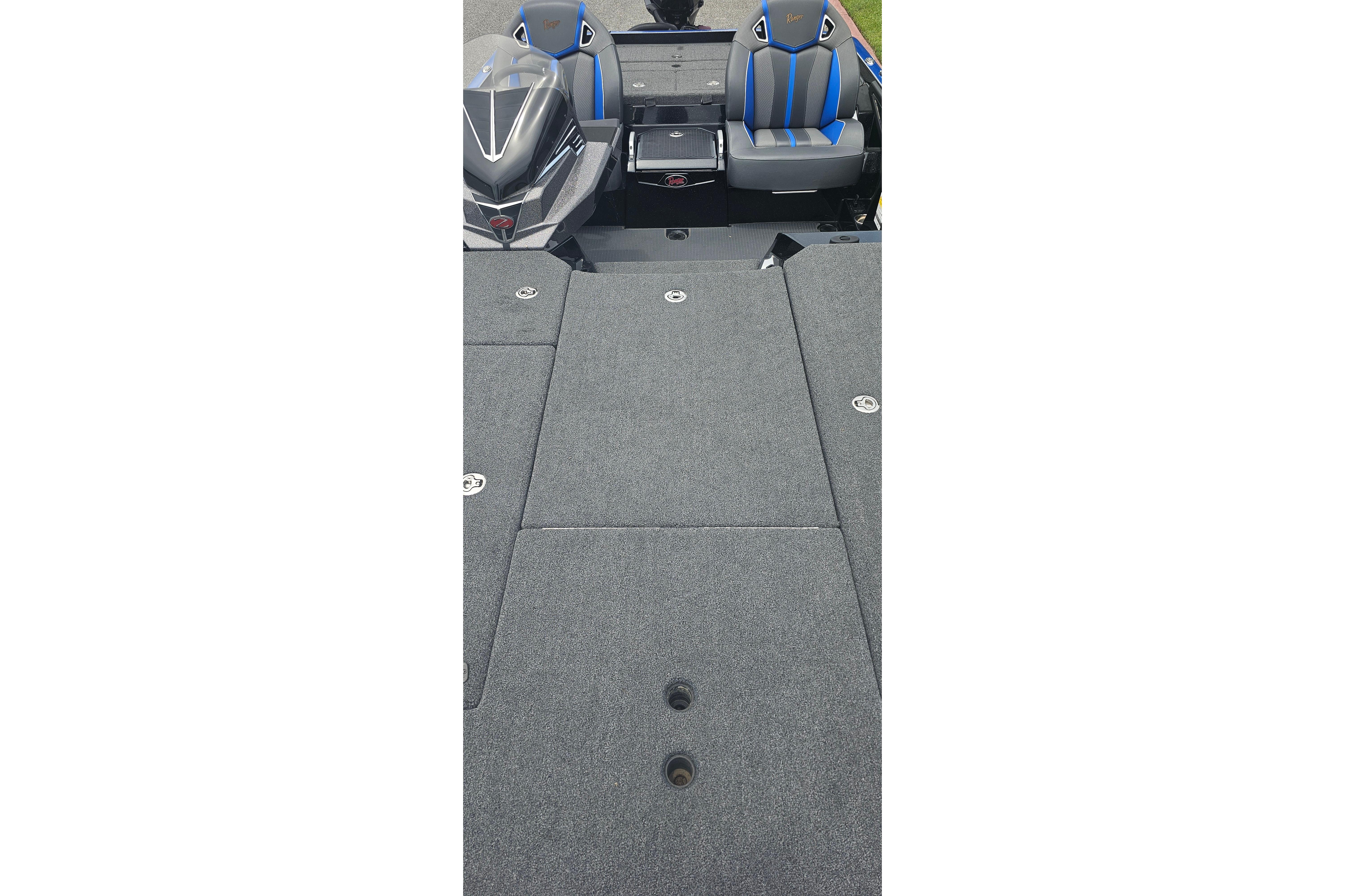 2024 Ranger Z521R boat interior with gray carpet and blue-accented seats.