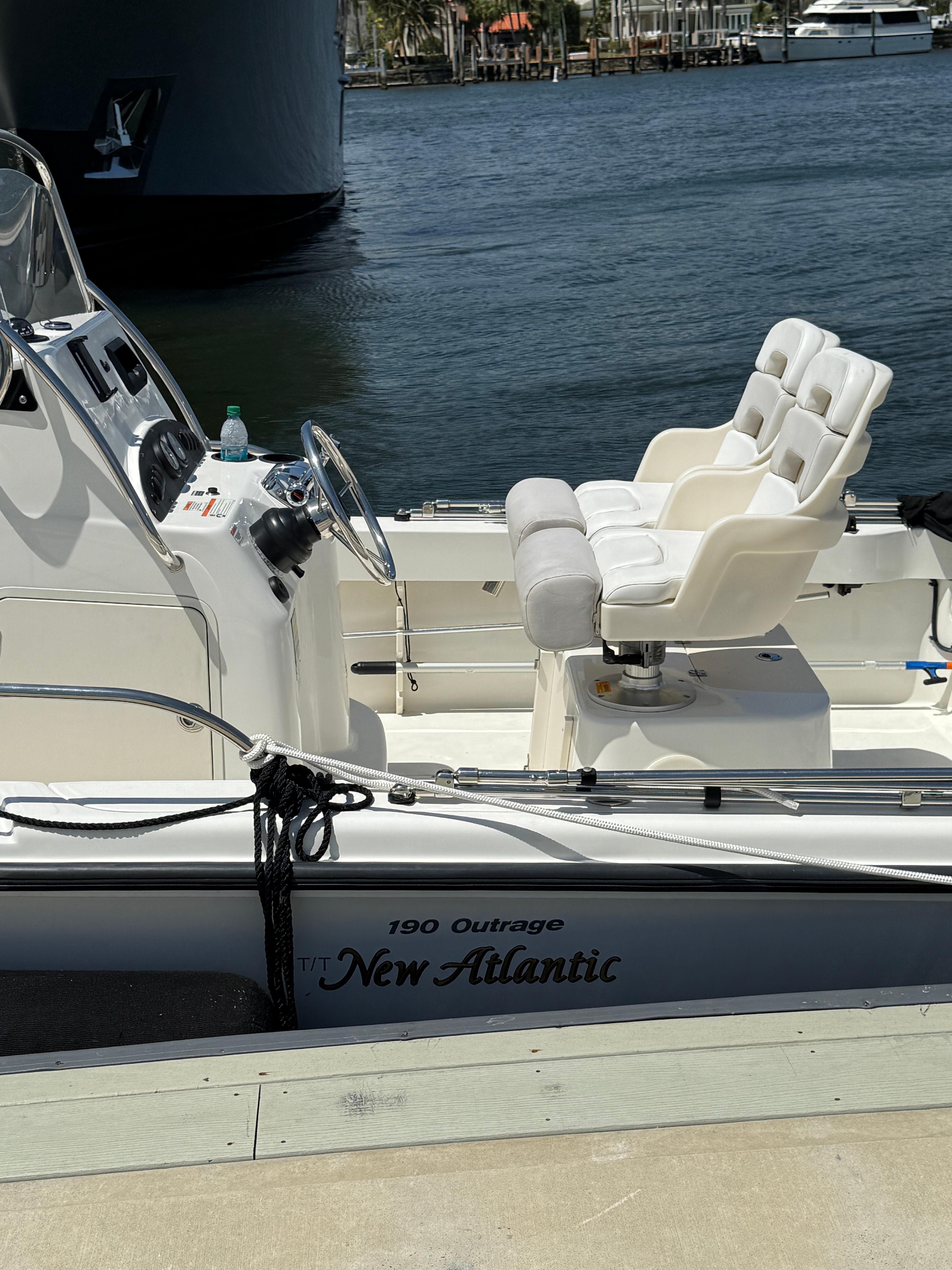 2010 Boston Whaler 190 Outrage - 7