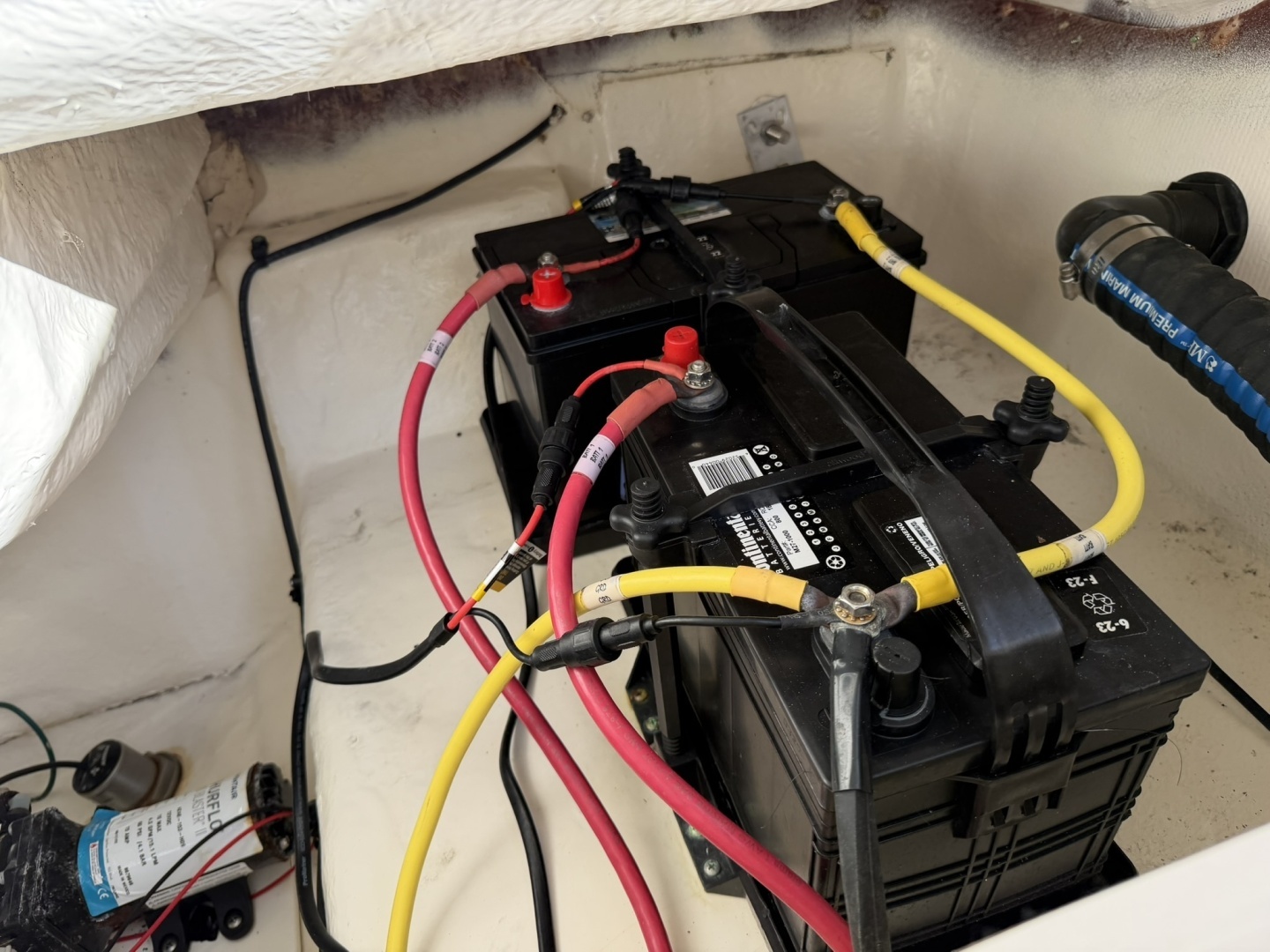 2023 Robalo R227 - Image 21