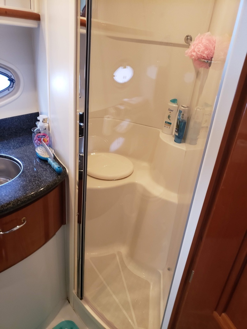 2005 Carver 444 Motor Yacht - Image 11