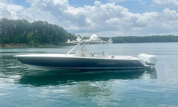 2008 SeaVee 390B boat on calm water under a cloudy sky.