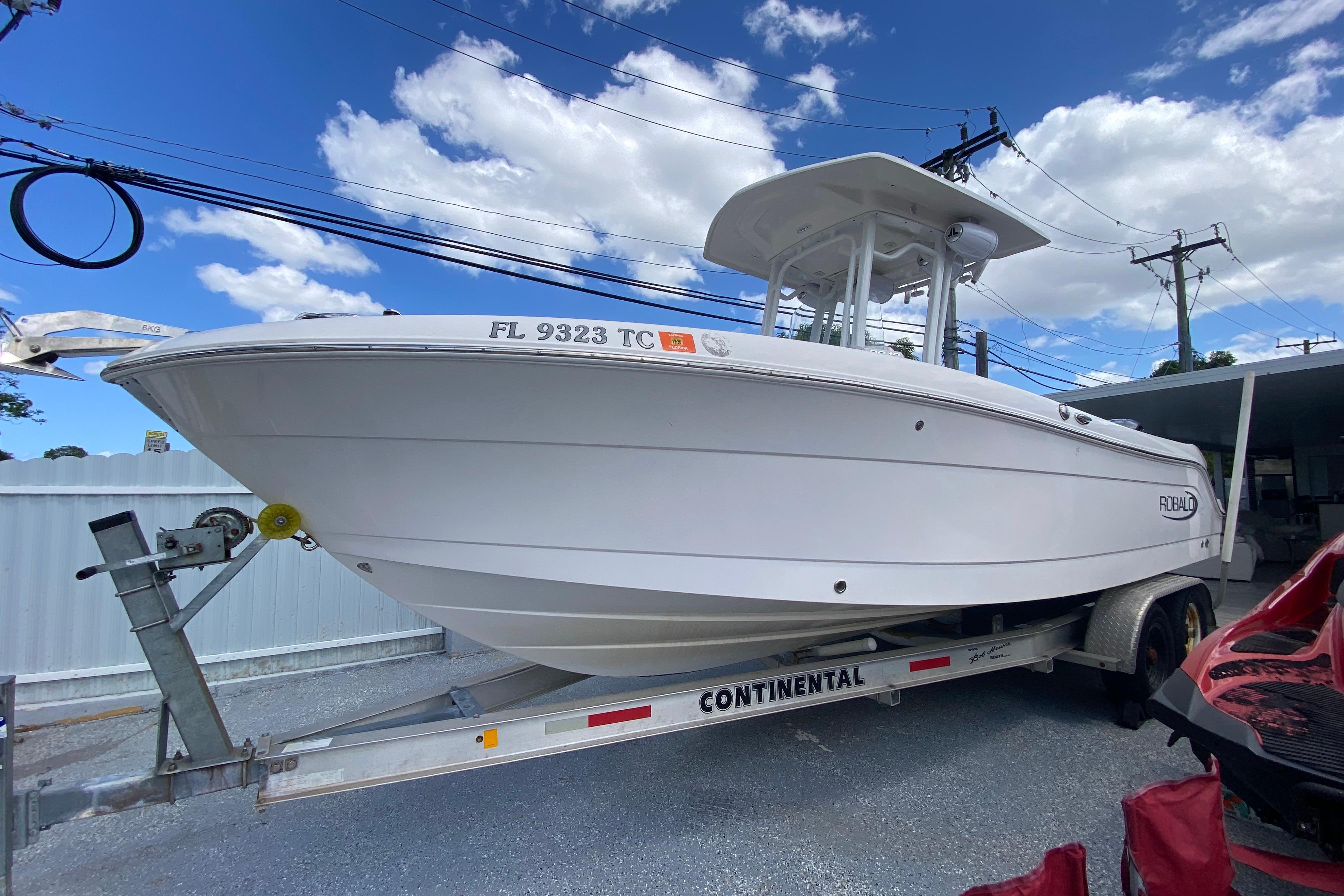 2022 Robalo R242 Center Console