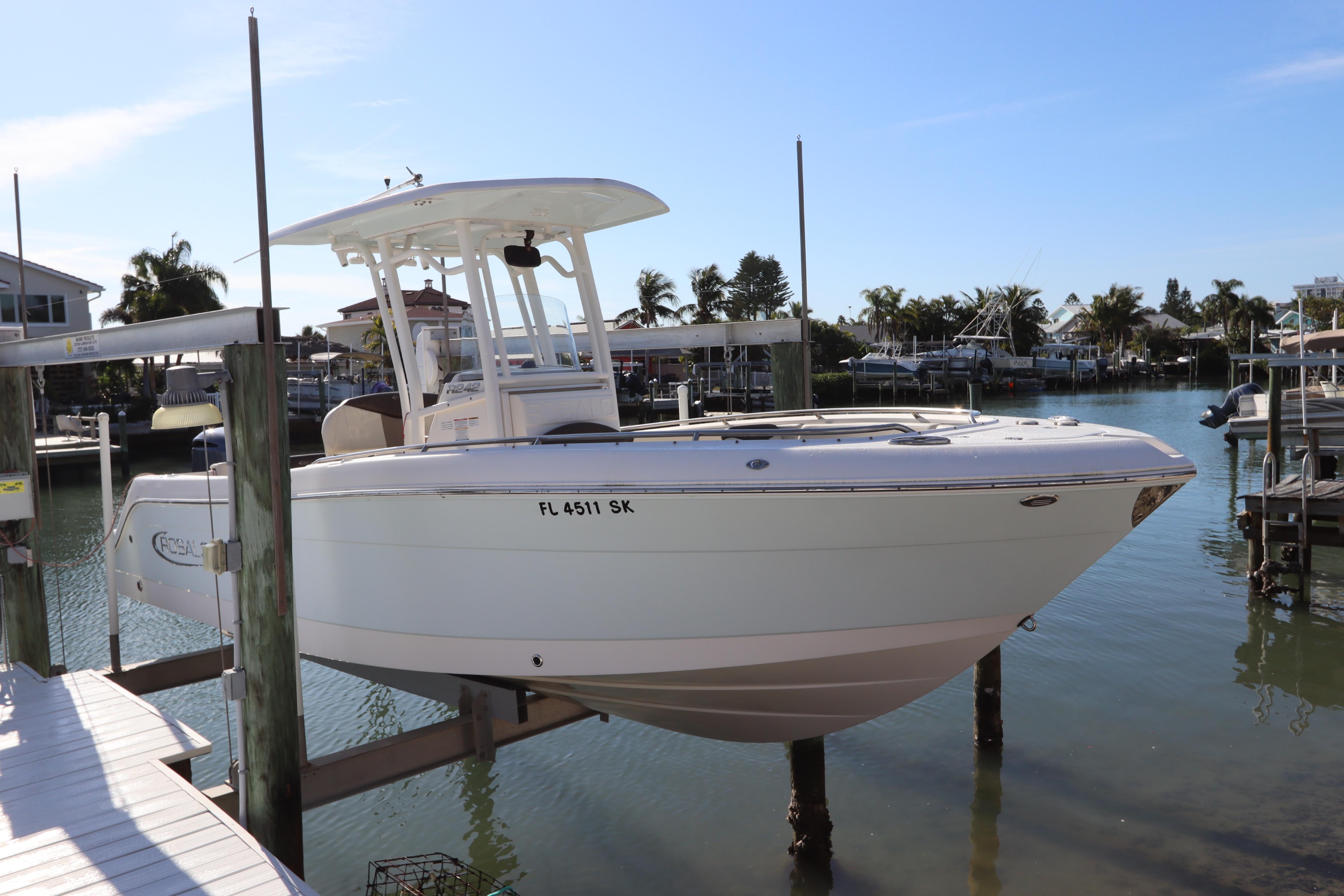 2019 Robalo R242 Center Console