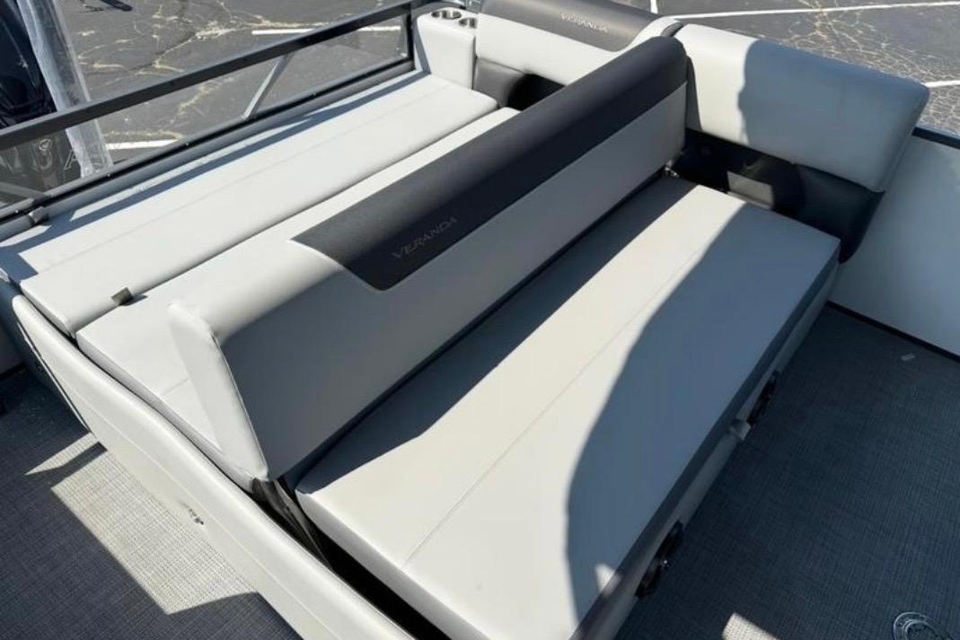 2025 Veranda Relax VR25VLC boat seating, featuring sleek gray upholstery and modern design.