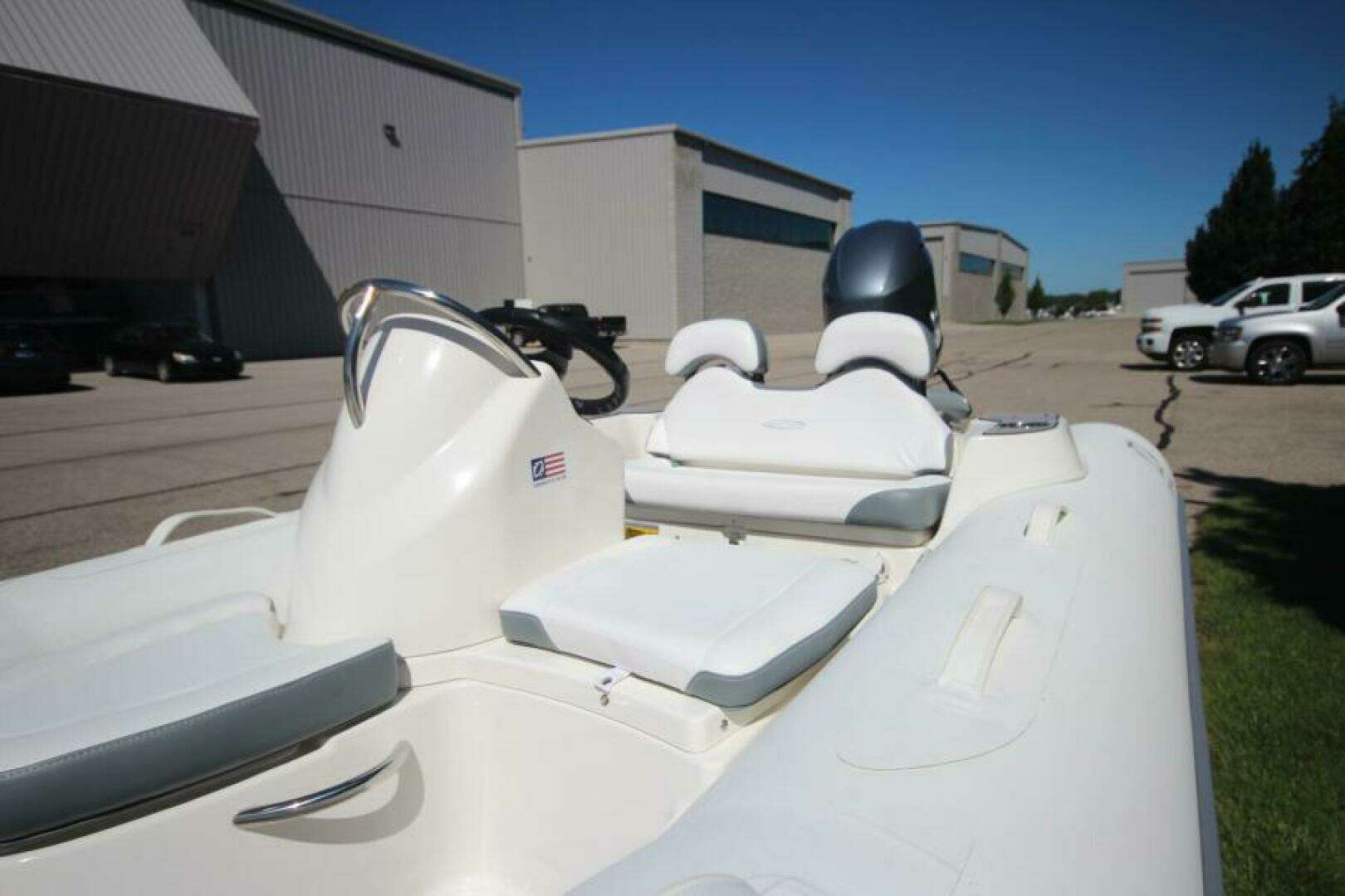 2025 Zodiac Yachtline 400 DL NEO - Image 5