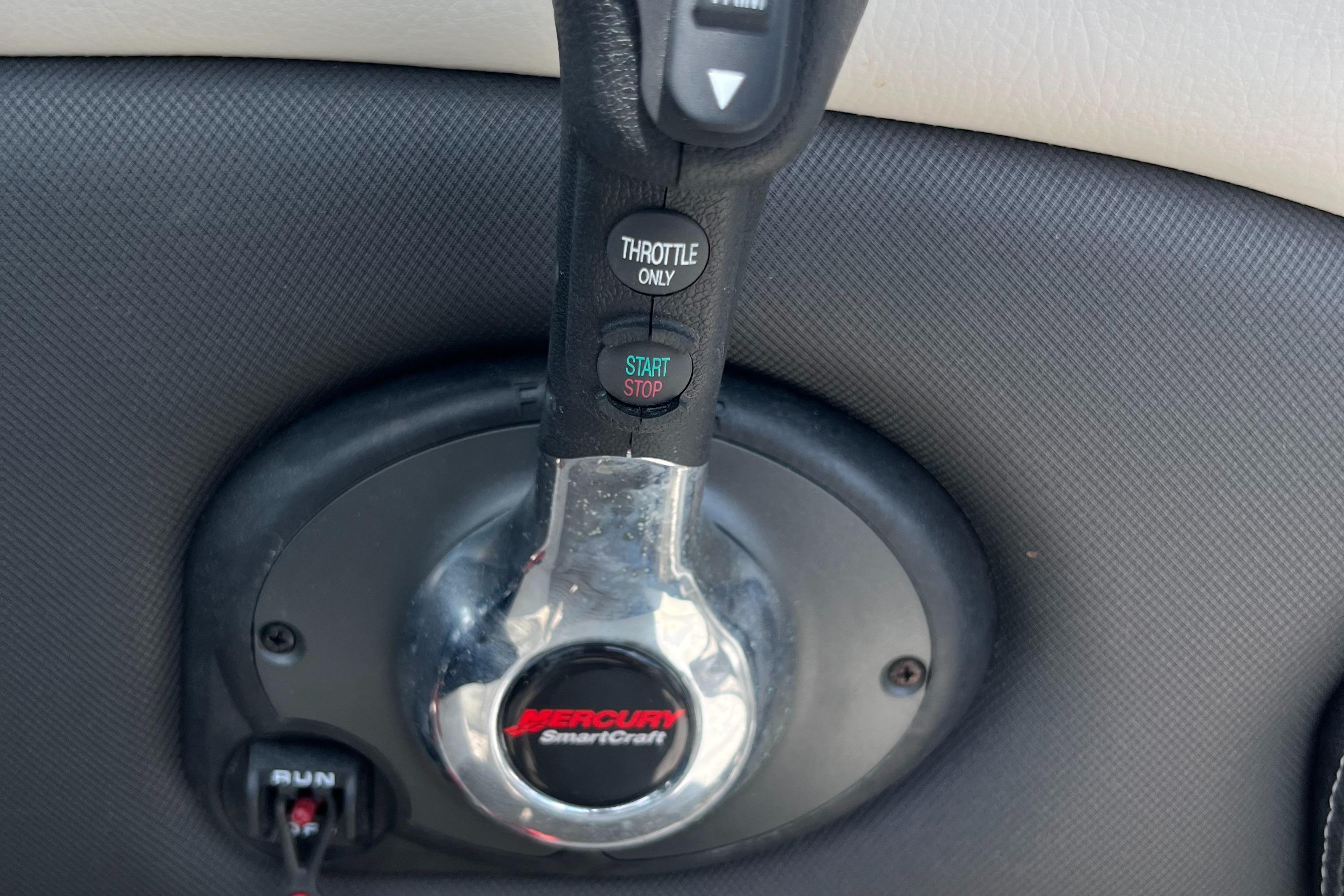 Throttle control of 2022 Crownline 280 SS boat with Mercury SmartCraft system.
